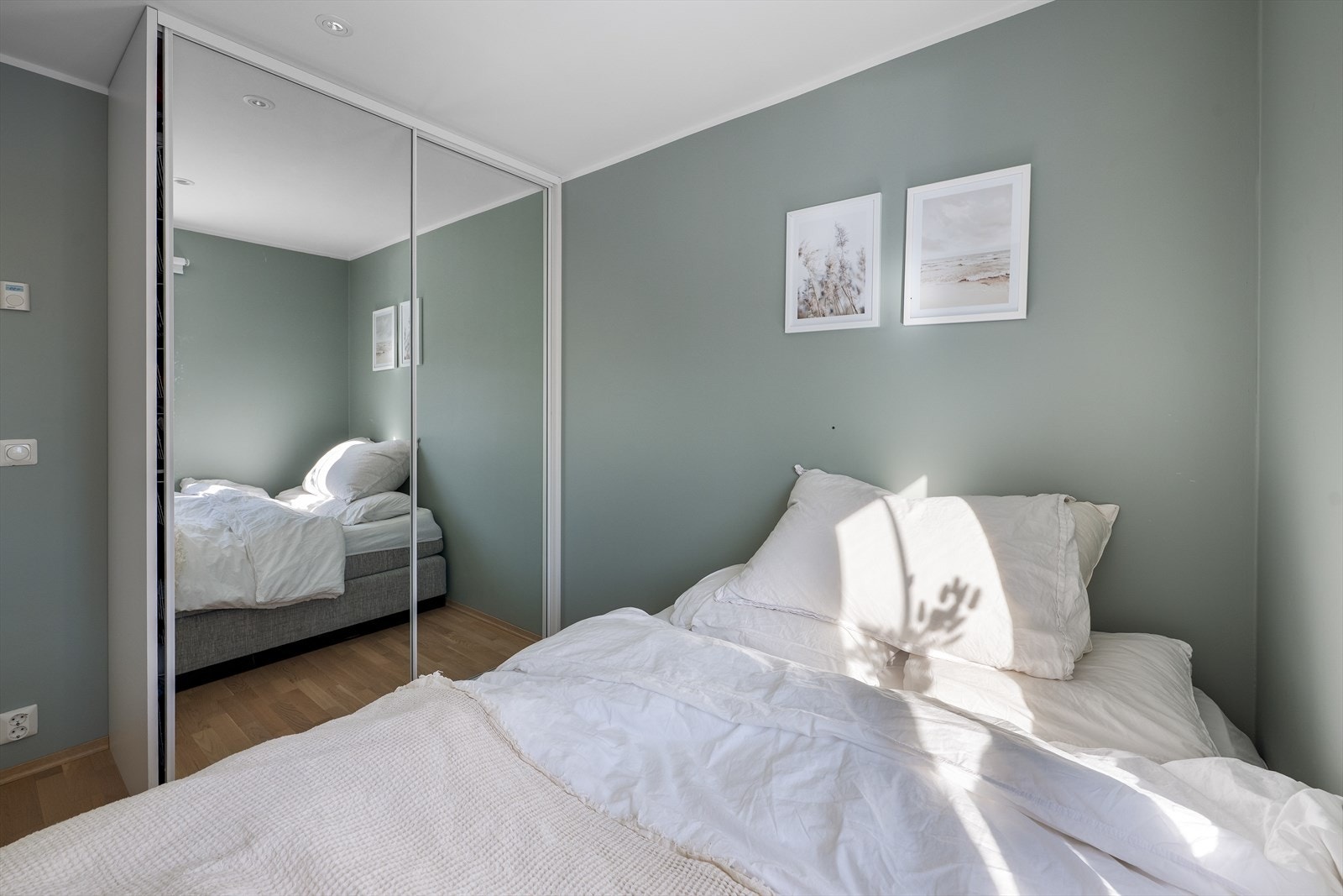 Skyvedørsgarderobe med speilfronter gir rikelig med oppbevaringsplass. Galleribilde