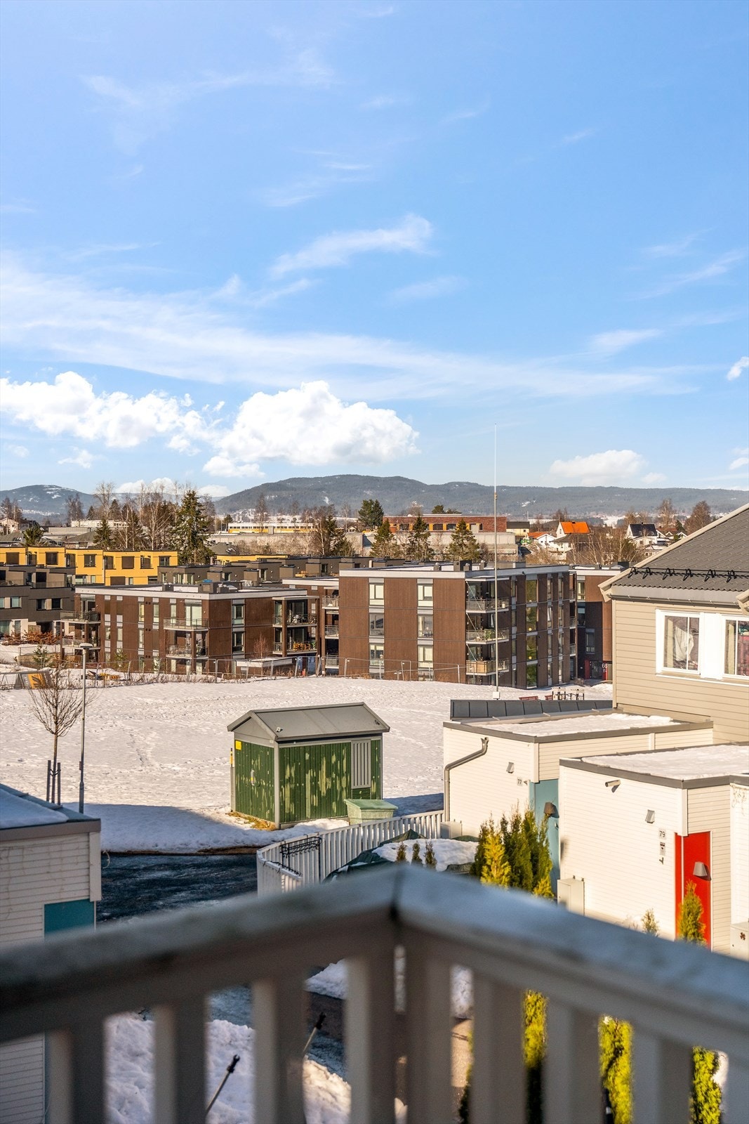 Beliggenheten er rolig, men sentral, med nærhet til skog og mark med skiløyper og stier. Galleribilde