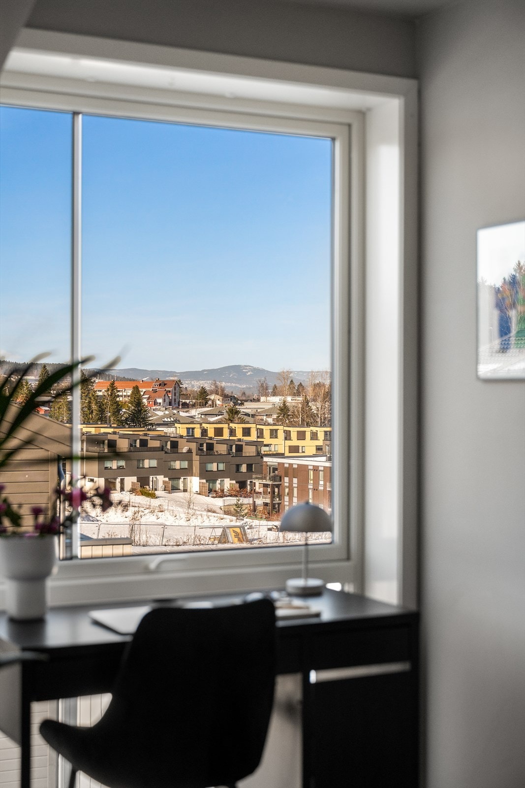 Det er kort gangavstand til skoler og barnehager, samt flere lekeplasser i området. Galleribilde