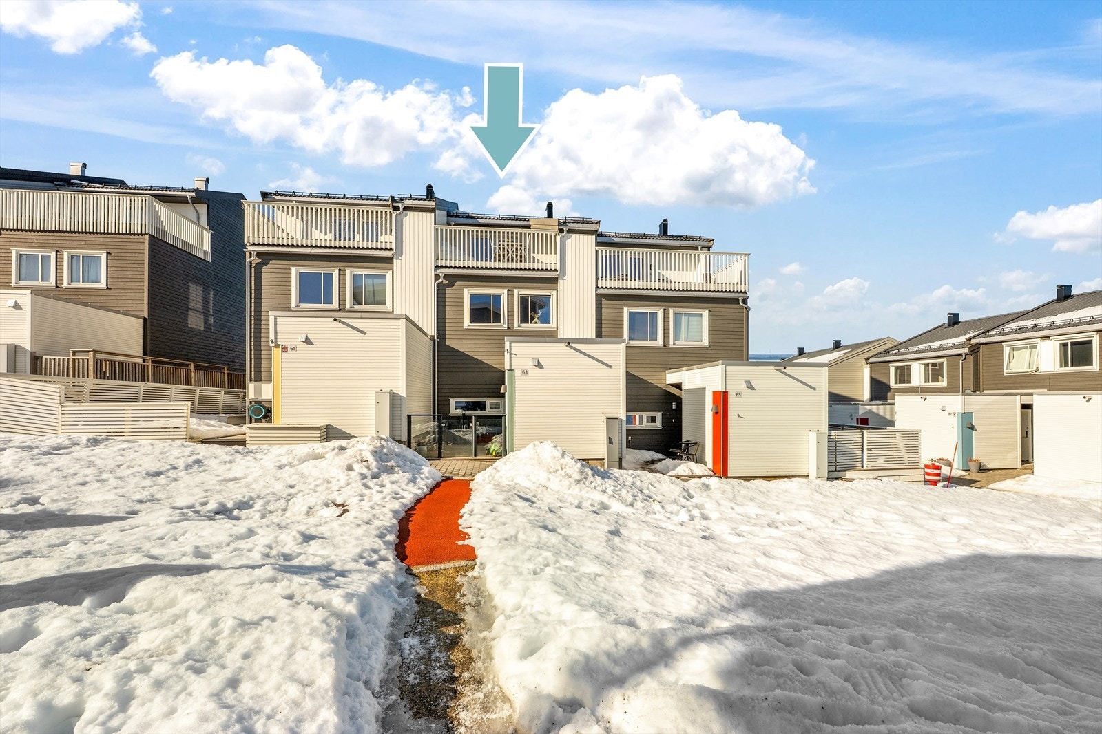 Boligen går over tre innholdsrike etasjer og byr på flere private uteplasser. Galleribilde