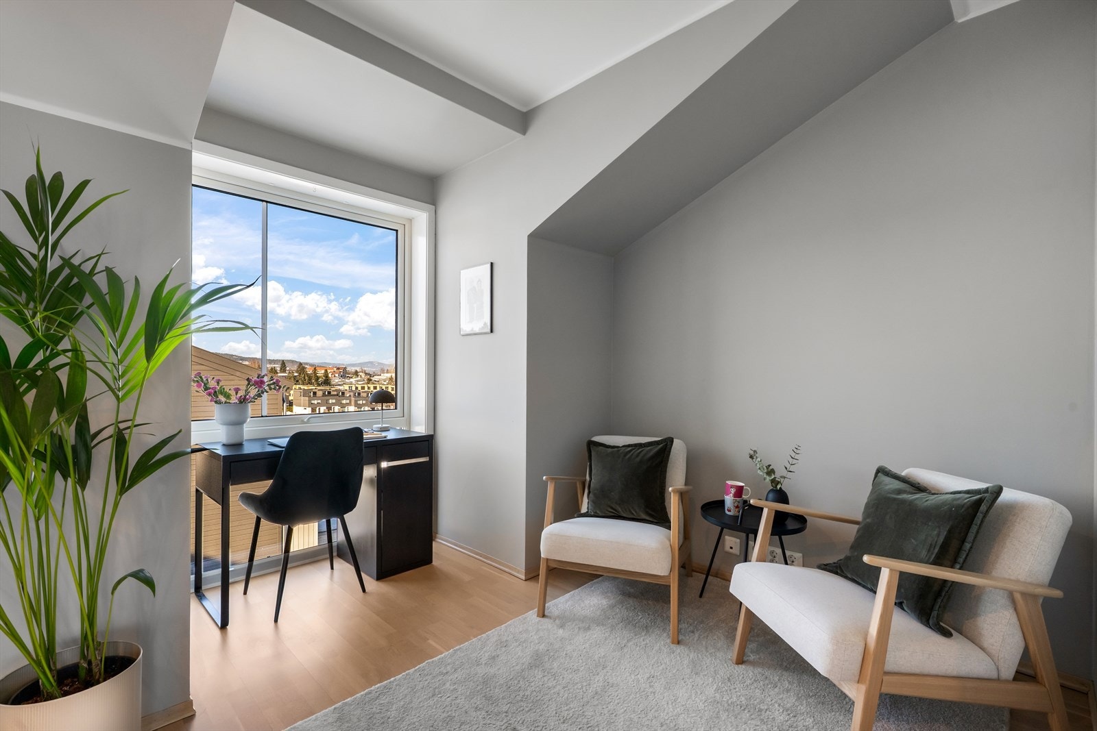 Loftstuen er et lyst og allsidig rom som kan brukes som TV-stue, kontor eller lekerom. Galleribilde