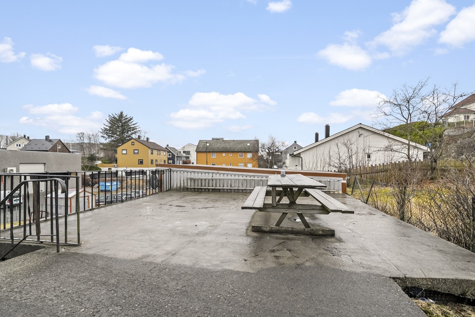 Stor uteplass ved inngangsparti Galleribilde