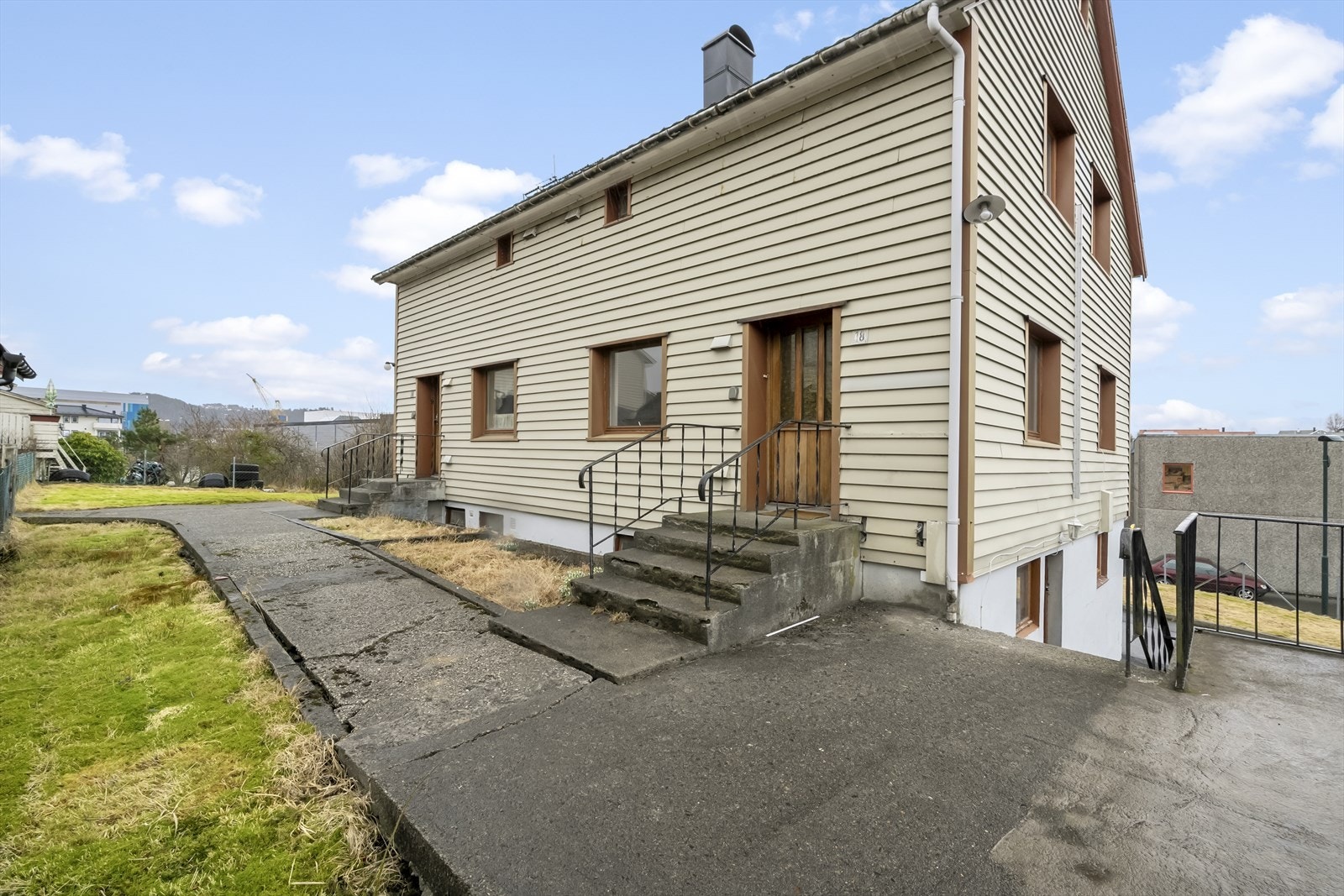 Bustaden er inndelt som to bustader m/ 2 hybla i kjellaren (ikkje omsøkt eller godkjent) Galleribilde