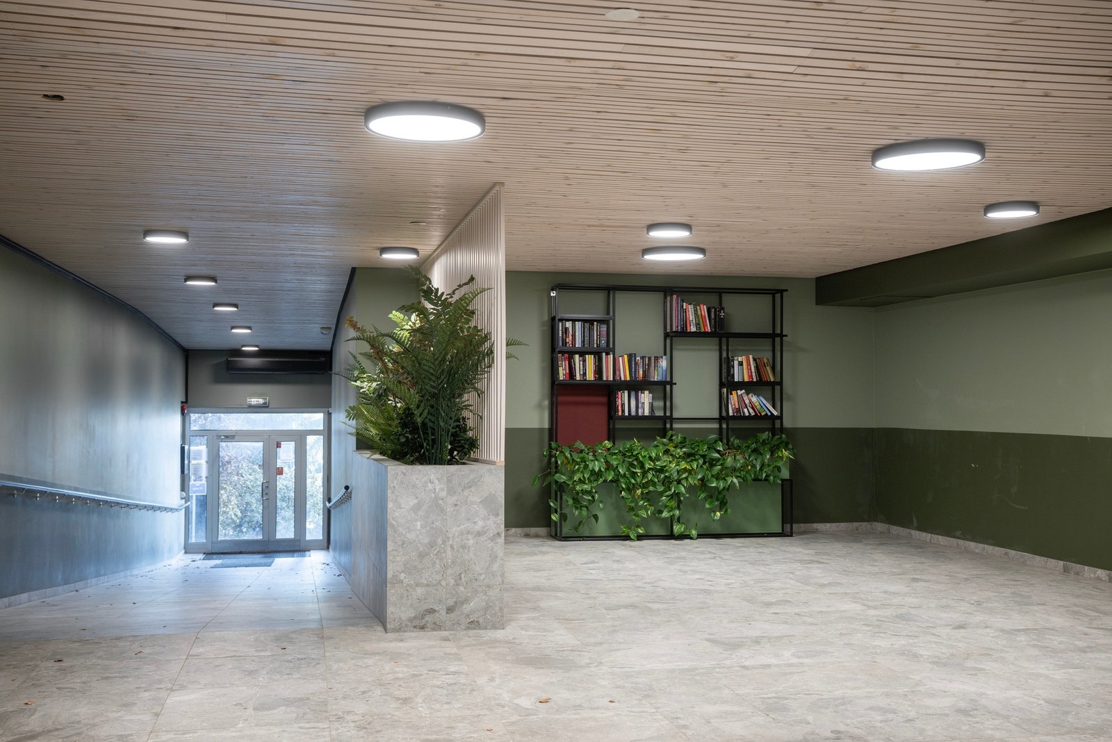 Heis fra inngangspartiet gir adkomst til boligens etasje og garasjeanlegg. Begge heisene er skiftet ut av sameiet i nyere tid og gir i tillegg enkel adkomst til t-banen. Galleribilde