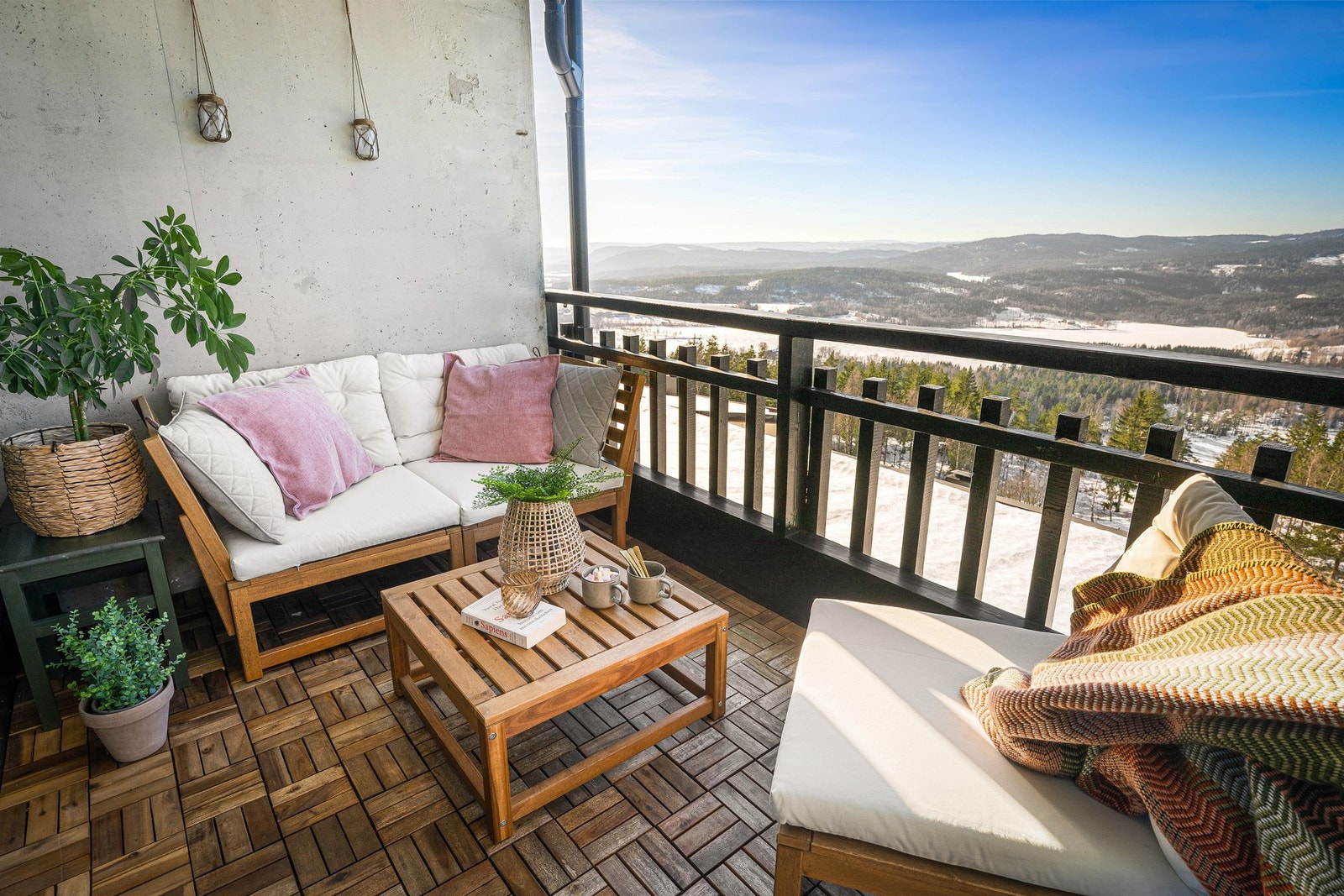 Romslig balkong på ca. 14 m² med god plass til utemøblement. Galleribilde