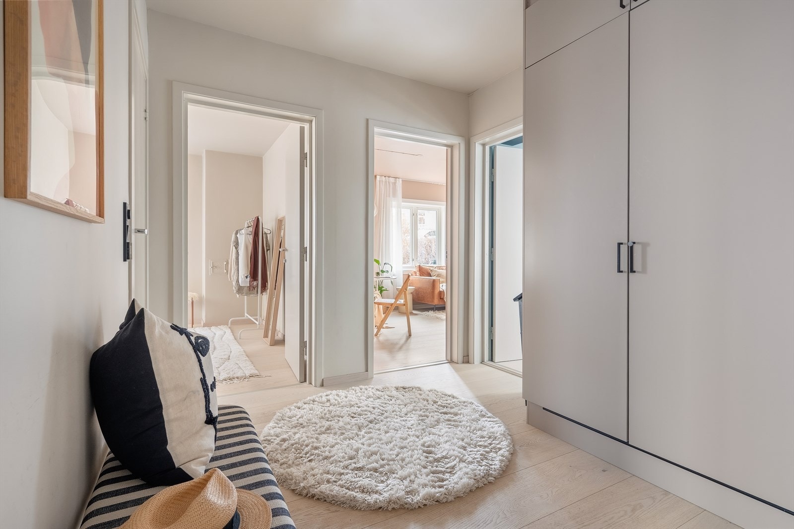 En romslig gang fører deg mellom rommene. Galleribilde