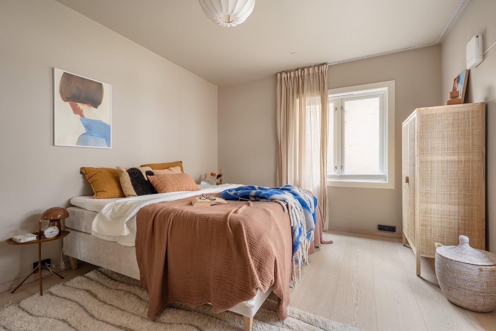 Soverom I - Romslig soverom med god plass til dobbeltseng, nattbord og garderobe. Galleribilde