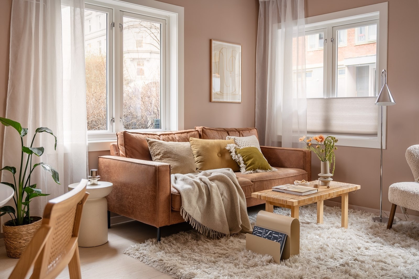 Leiligheten har en sosial planløsning, med god plass til både sofa og spisestue. Galleribilde