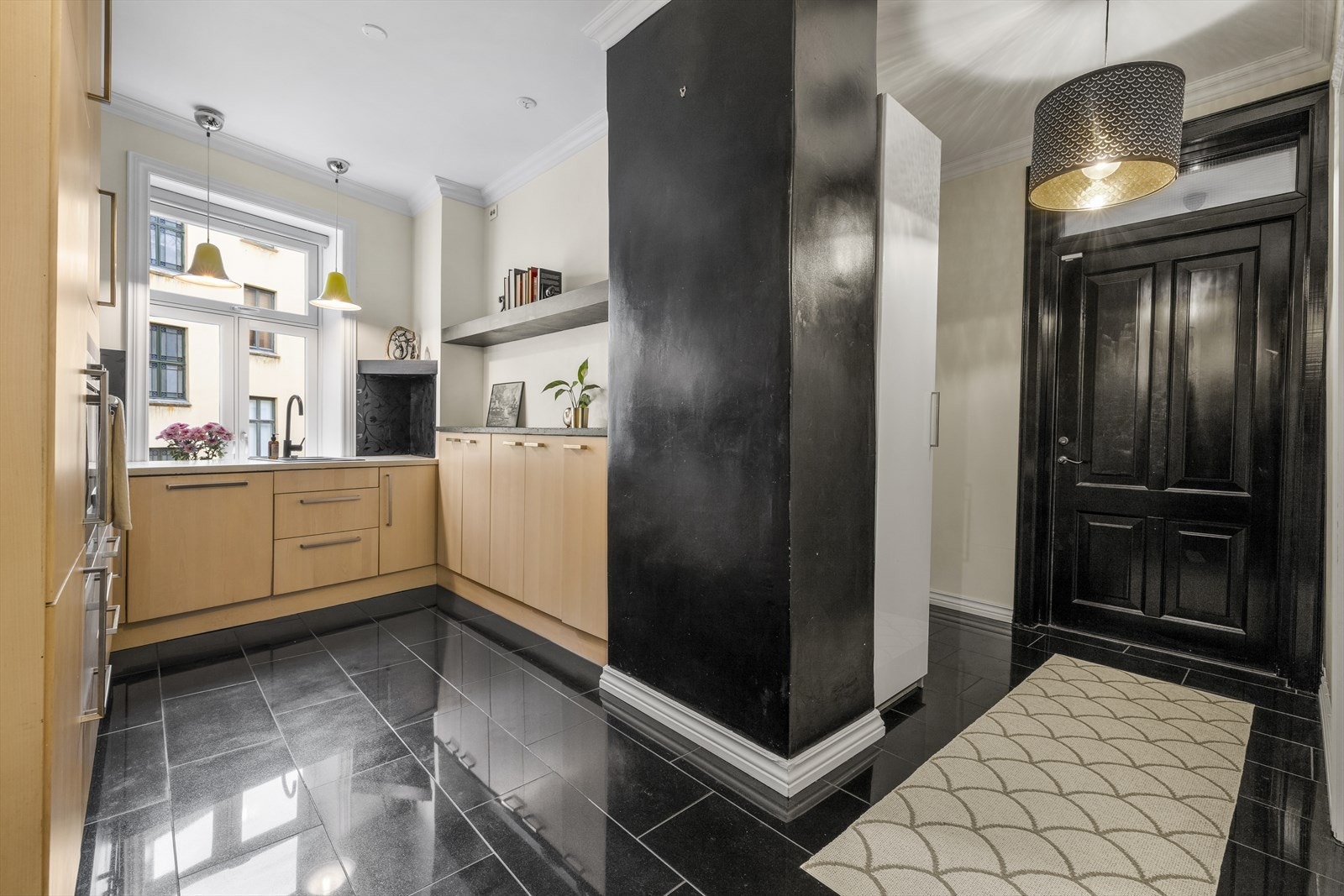 Fliser på kjøkken og gang er lettstelte og har gulvvarme, som gir en lun og komfortabel følelse. Galleribilde