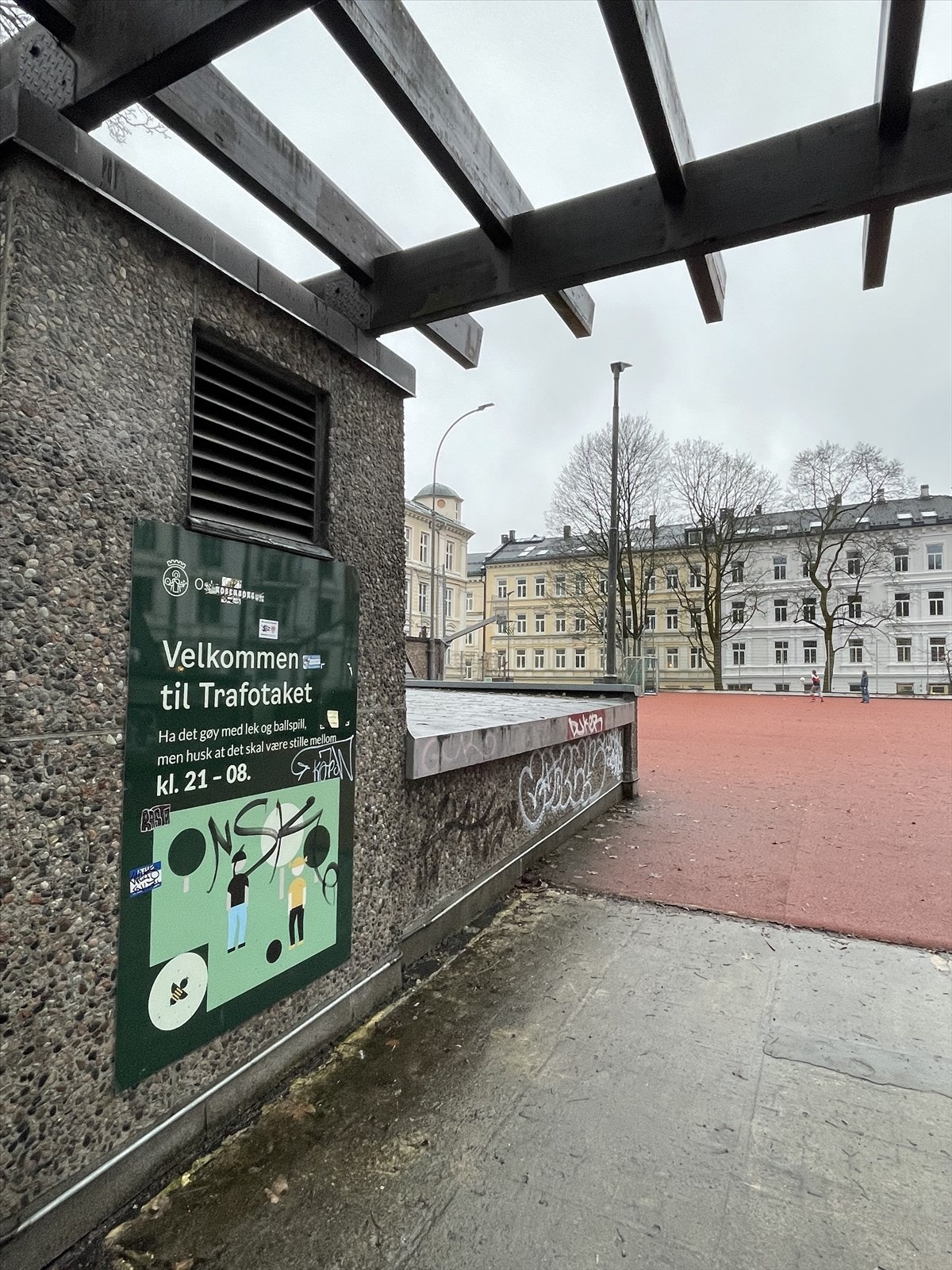 På Trafotaket kan du spille fotball og basketball. 1 min. gange unna boligen. Galleribilde