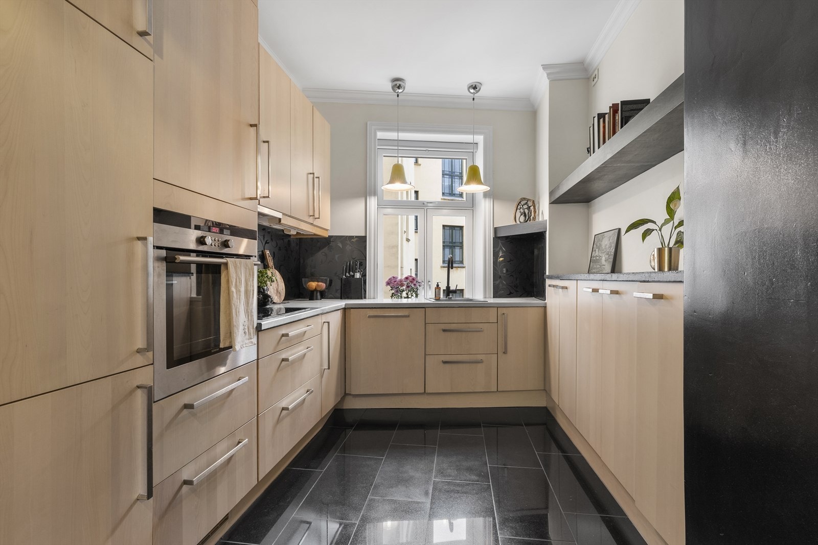 Kjøkkenet er stort og praktisk, med utsyn mot bakgården og en fin utsikt. Vinduer fra 2024 bidrar til gode isolasjonsegenskaper og holder godt på varmen. Galleribilde