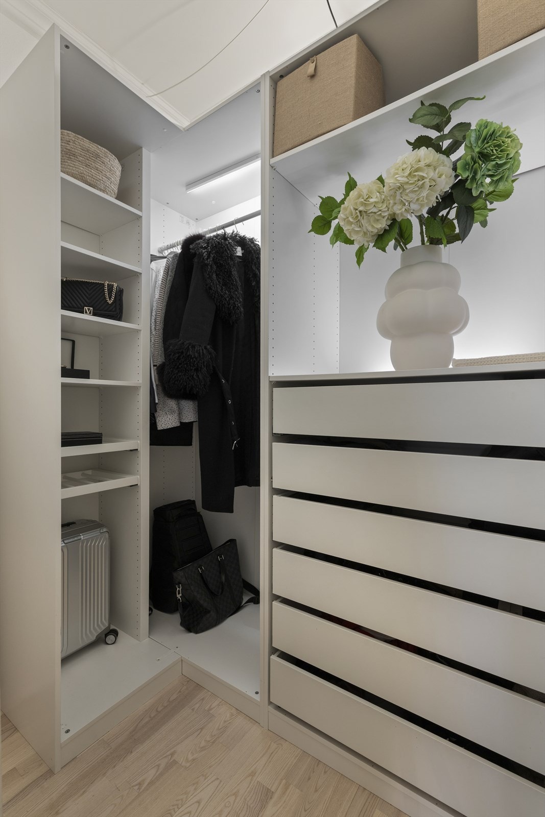 Boligen har en stilren walk-in-garderobe med smarte og gjennomtenkte oppbevaringsløsninger. Galleribilde