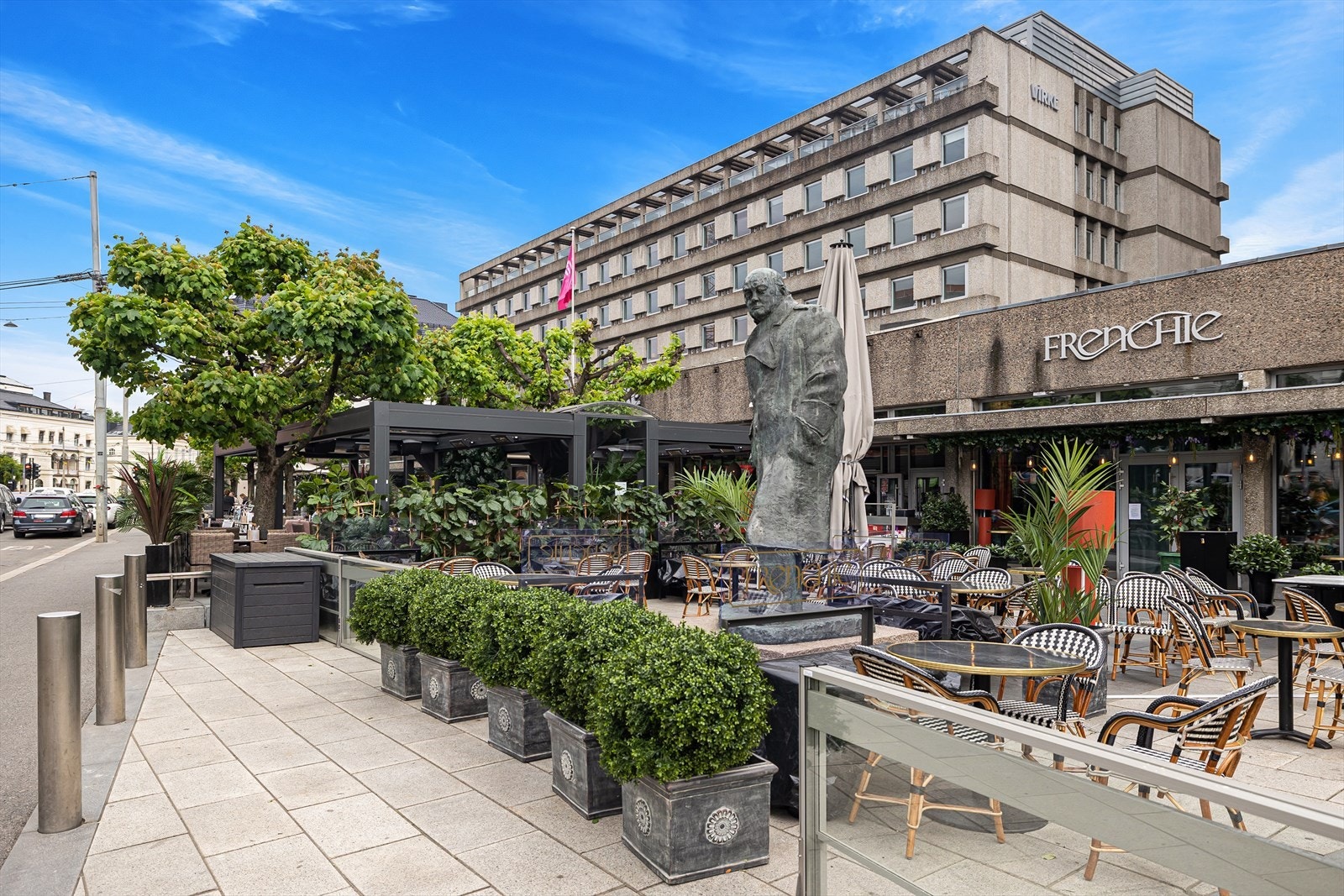 Like i nærheten ligger Solliplass, et populært område med et bredt utvalg av restauranter, utesteder og butikker. Her finner du også et viktig kollektivknutepunkt med både buss og trikk. Galleribilde