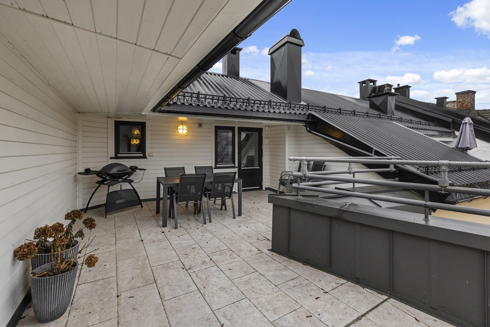 Her finner du én av to felles takterrasser som kan benyttes av beboerne, med svært gode solforhold og felles elektrisk grill - perfekt for hyggelige måltider utendørs. Galleribilde