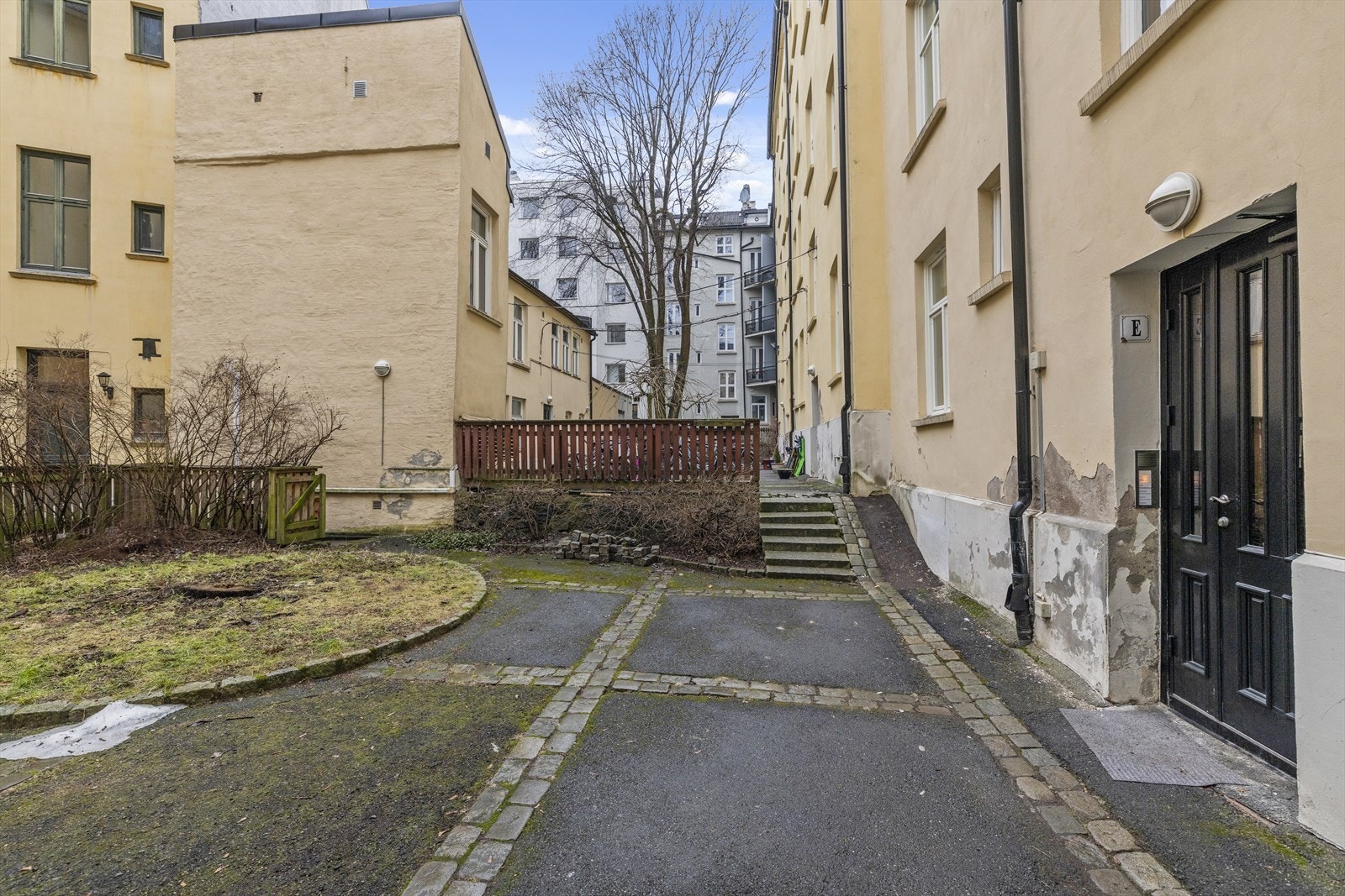 Bakgården er et fellesareal som kan benyttes av gårdens beboere. Galleribilde