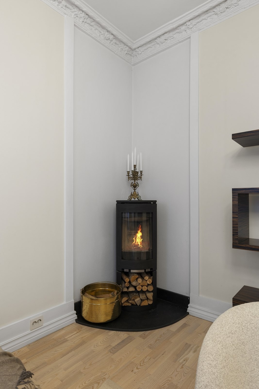 Peisen gir både god varme og en ekstra koselig atmosfære, samtidig som den fungerer som en fin alternativ oppvarmingskilde. Galleribilde