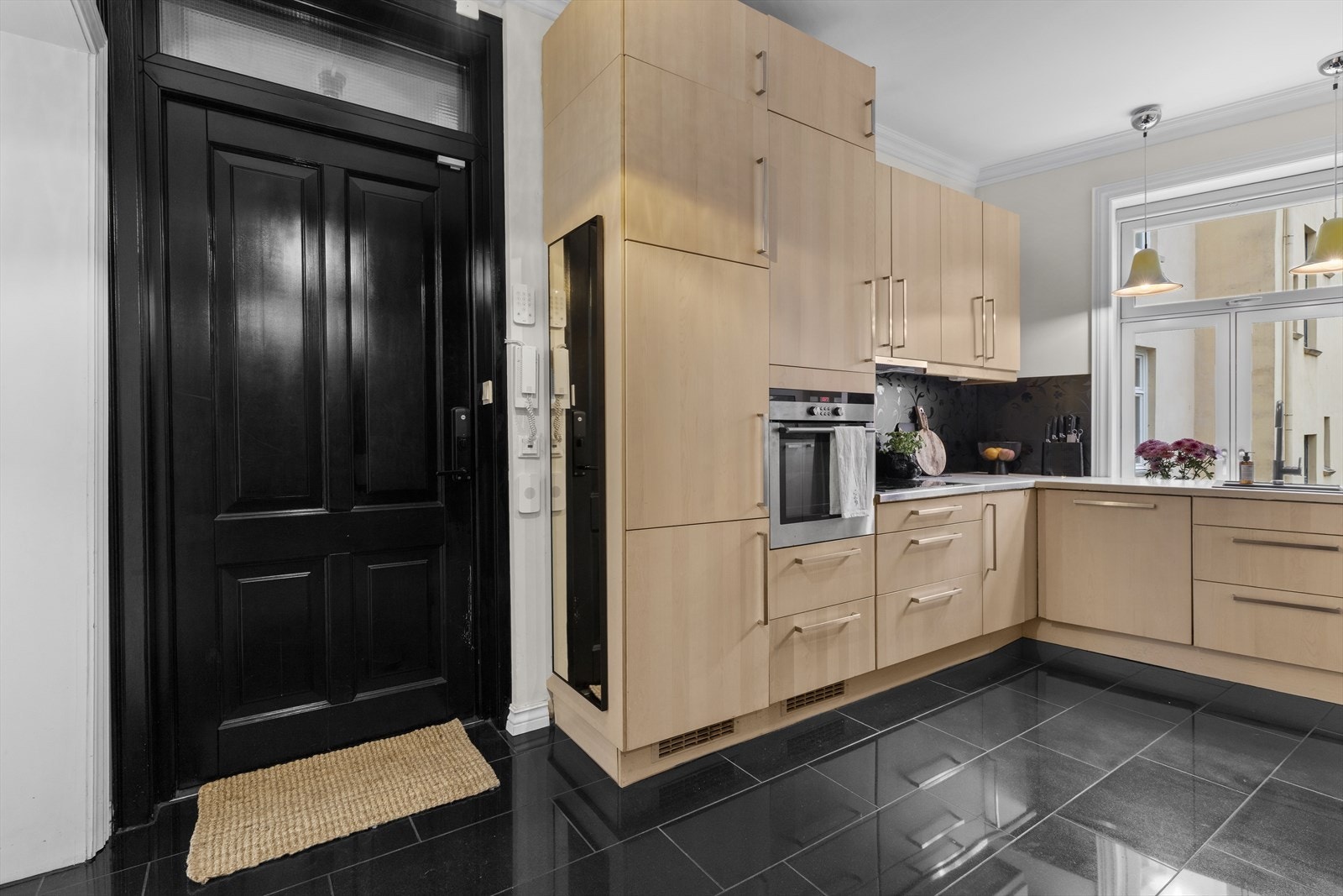 Høye skap gir plass til alle kjøkkenredskaper du måtte trenge. Air fryer, smoothiemaskin og kaffemaskin for eksempel. Galleribilde