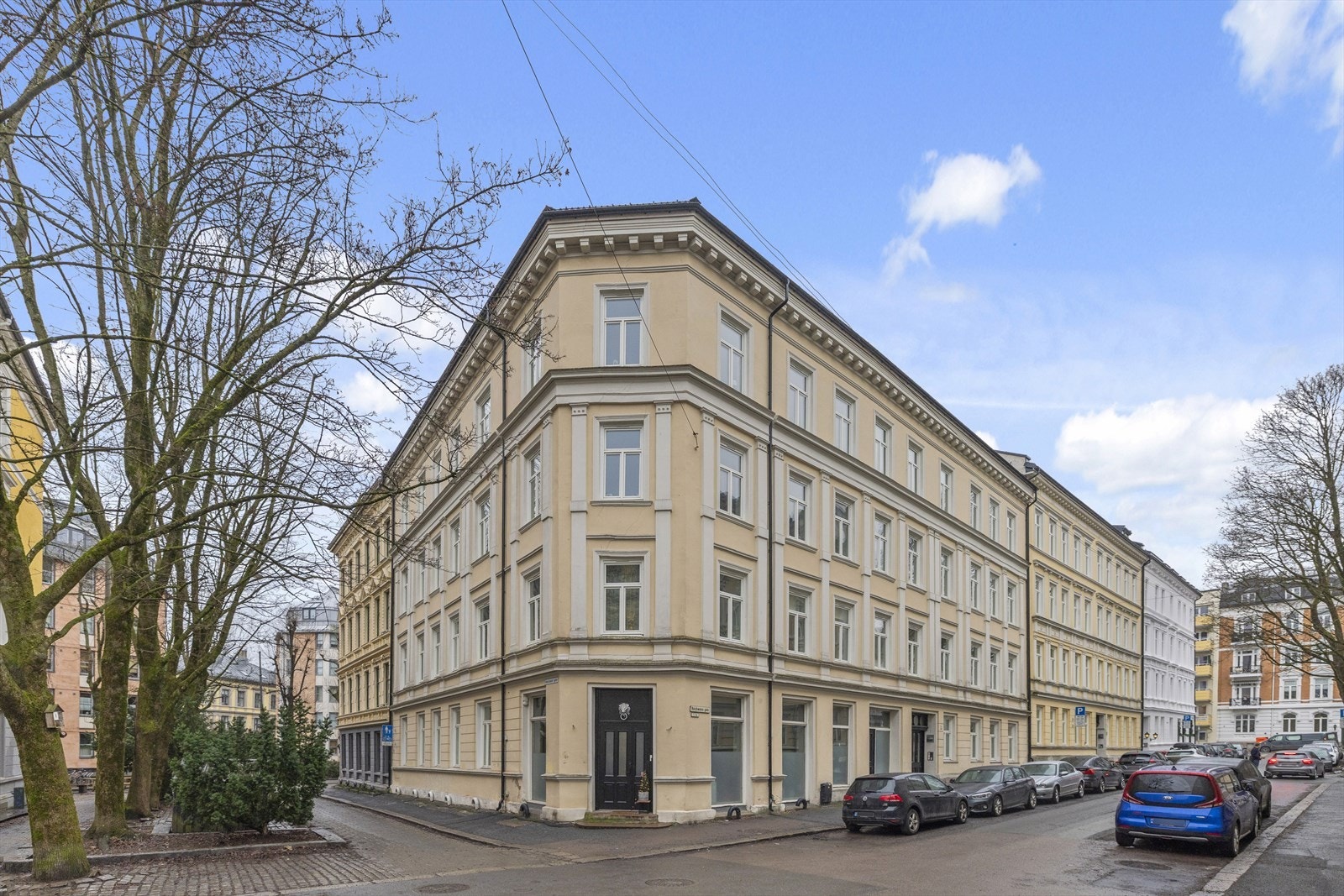 Dette er en nydelig klassisk bygård med flotte detaljer. Galleribilde