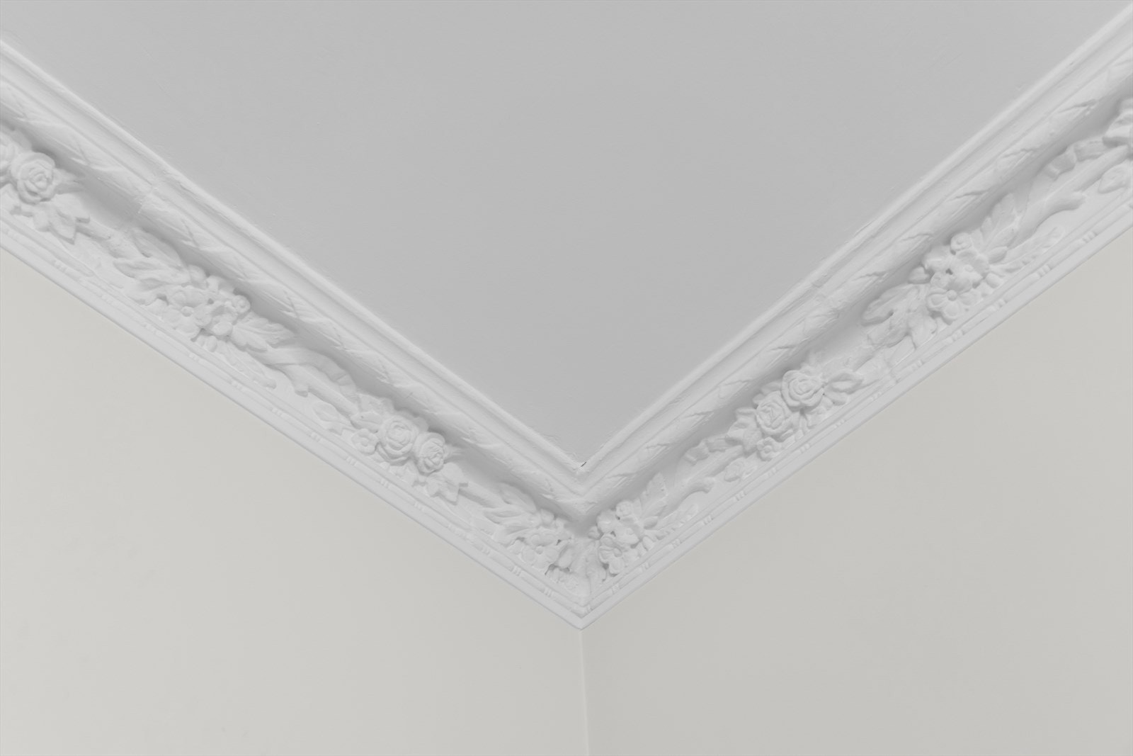 Den fine stukkaturen i taket bidrar til boligens klassiske og elegante uttrykk. Galleribilde