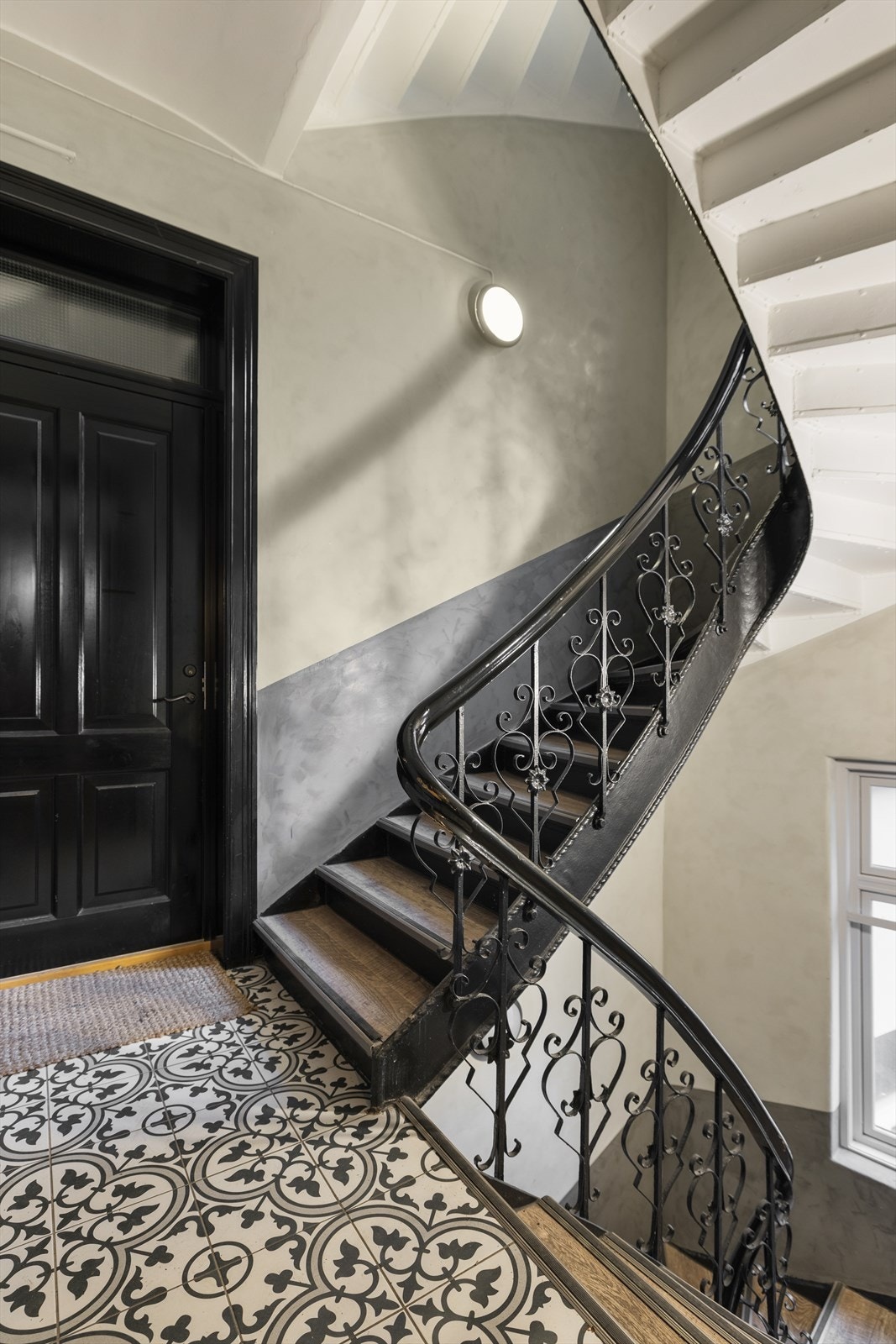 Den klassiske trappeoppgangen byr på flotte detaljer som smijernsrekkverk og italienske fliser. Galleribilde