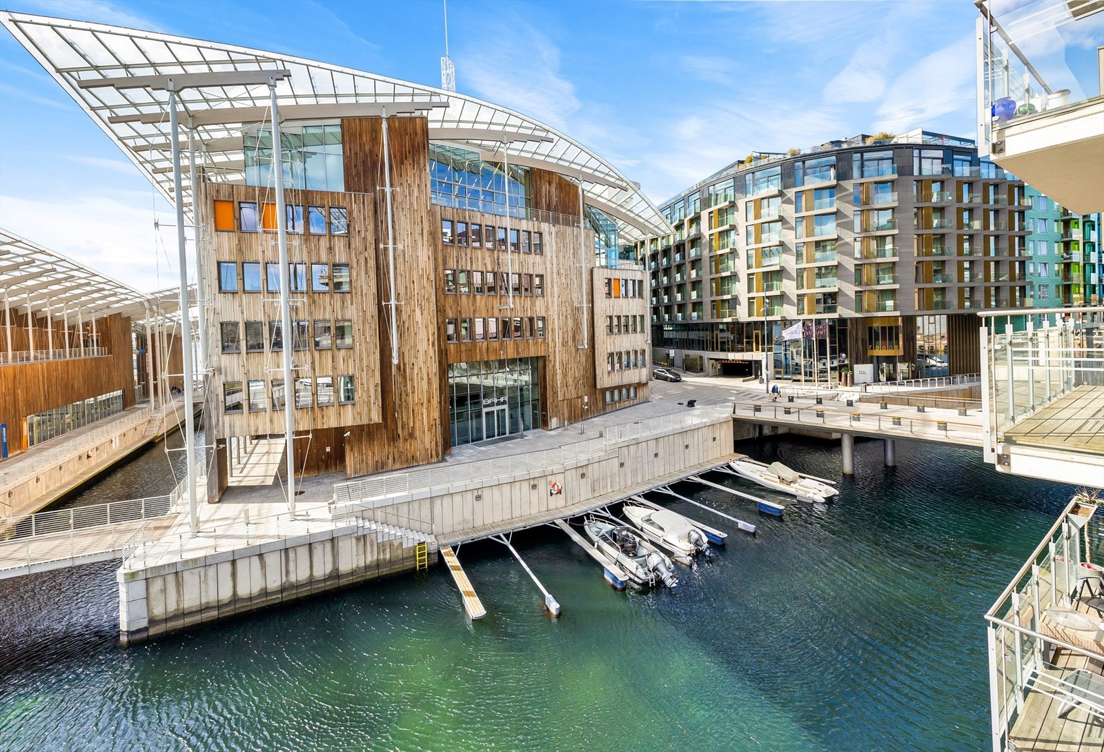 Kun en kort spasertur fra leiligheten ligger Tjuvholmen med et rikt utvalg av restauranter, kultur og aktiviteter. Galleribilde