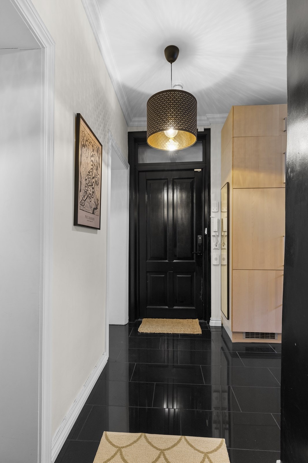 Leiligheten har adkomst via en fin og klassisk dør. Galleribilde