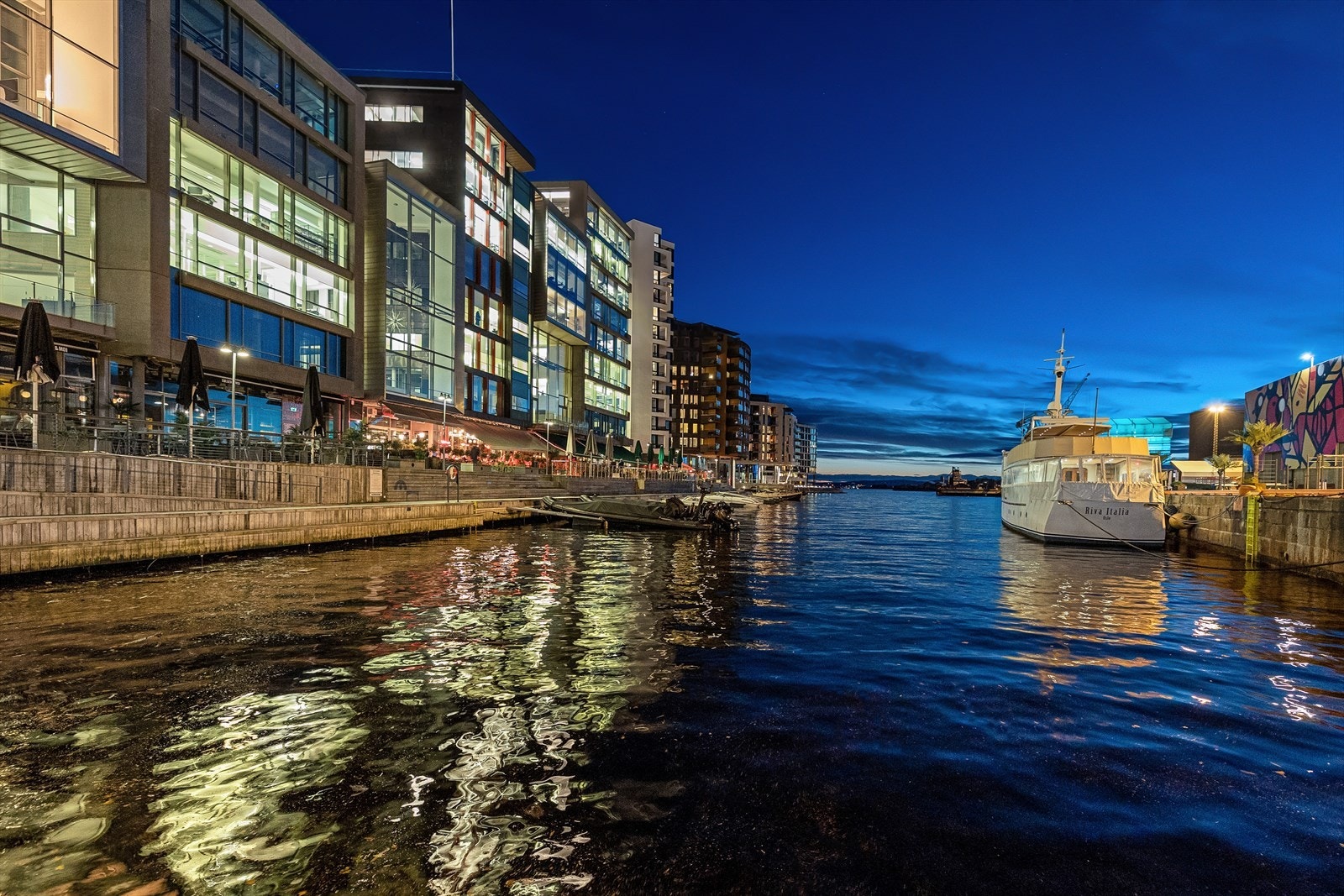 Tjuvholmen - by night. Galleribilde