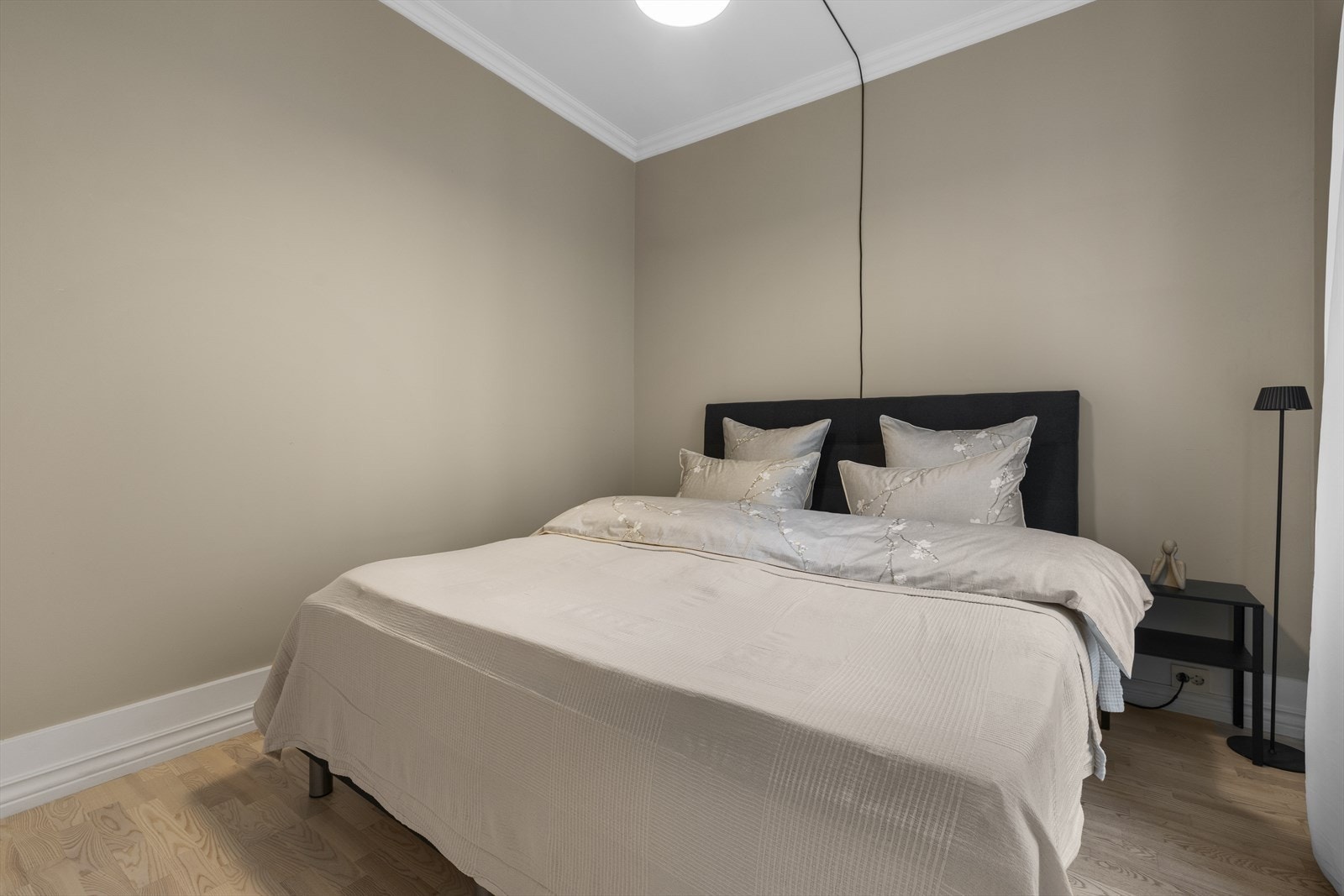 Soverommet er malt i en lys og delikat farge som skaper en rolig og komfortabel atmosfære. Galleribilde