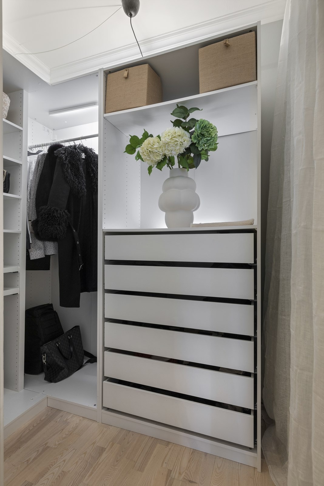 Her er det rikelig med plass til å holde orden på klær og tilbehør. Galleribilde