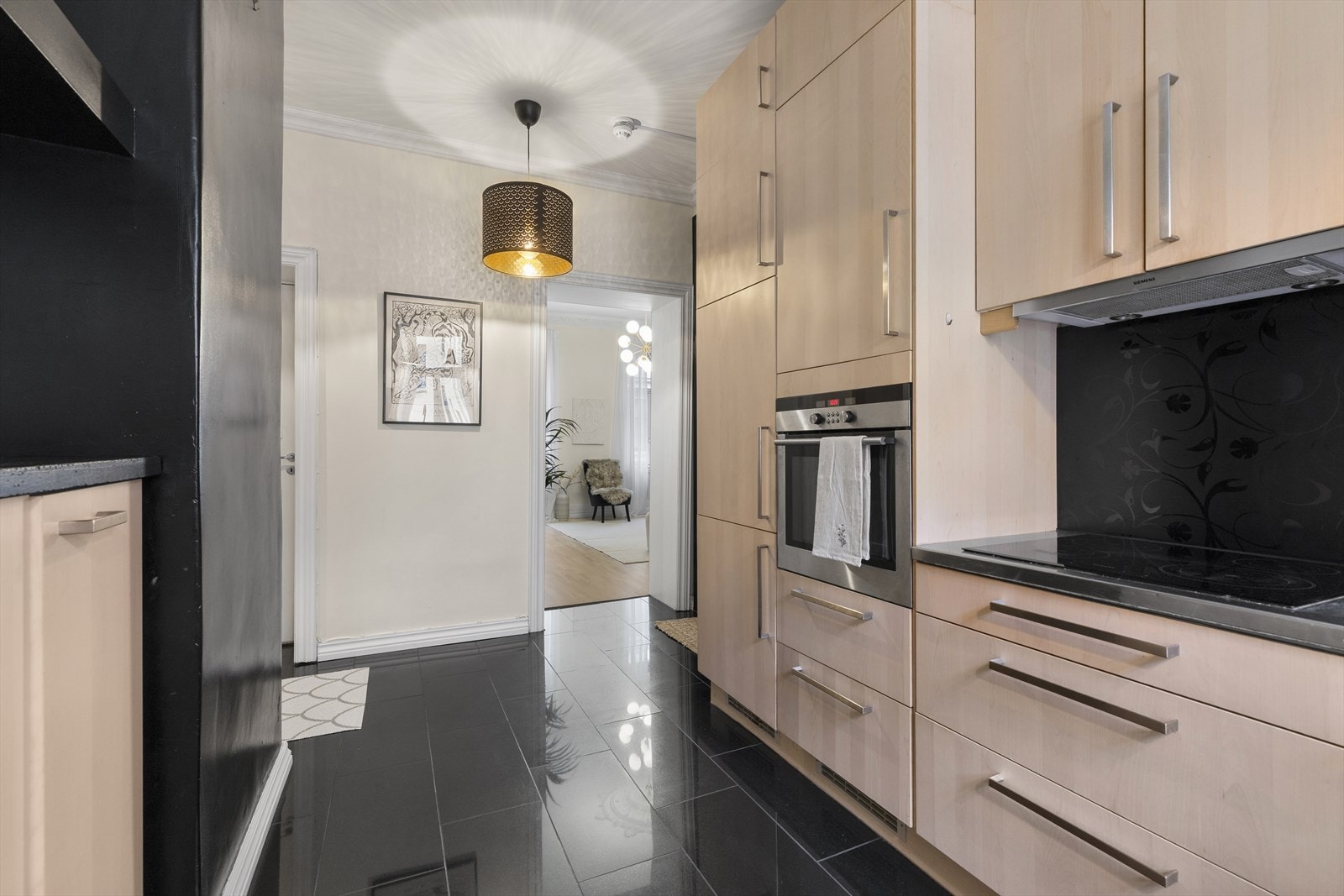 Fra kjøkkenet er det god visuell kontakt med stuen, noe som skaper en fin romfølelse. Galleribilde