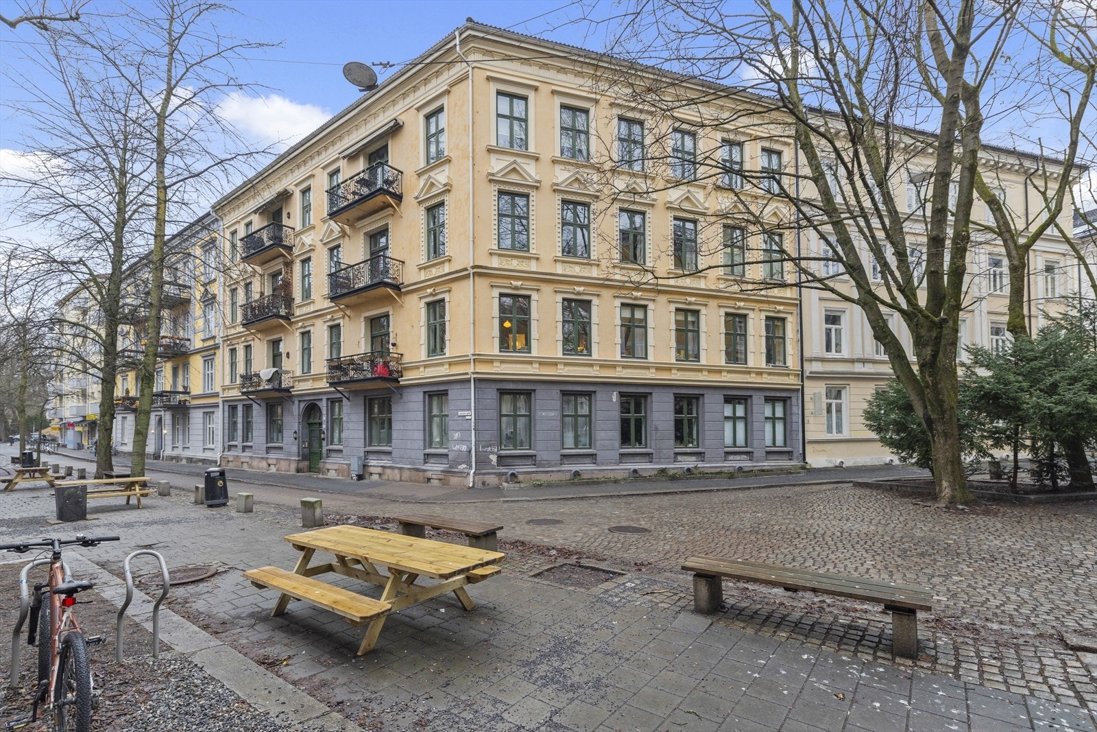 Uteområdet legger godt til rette for sosial aktivitet og hyggelige sammenkomster. Galleribilde