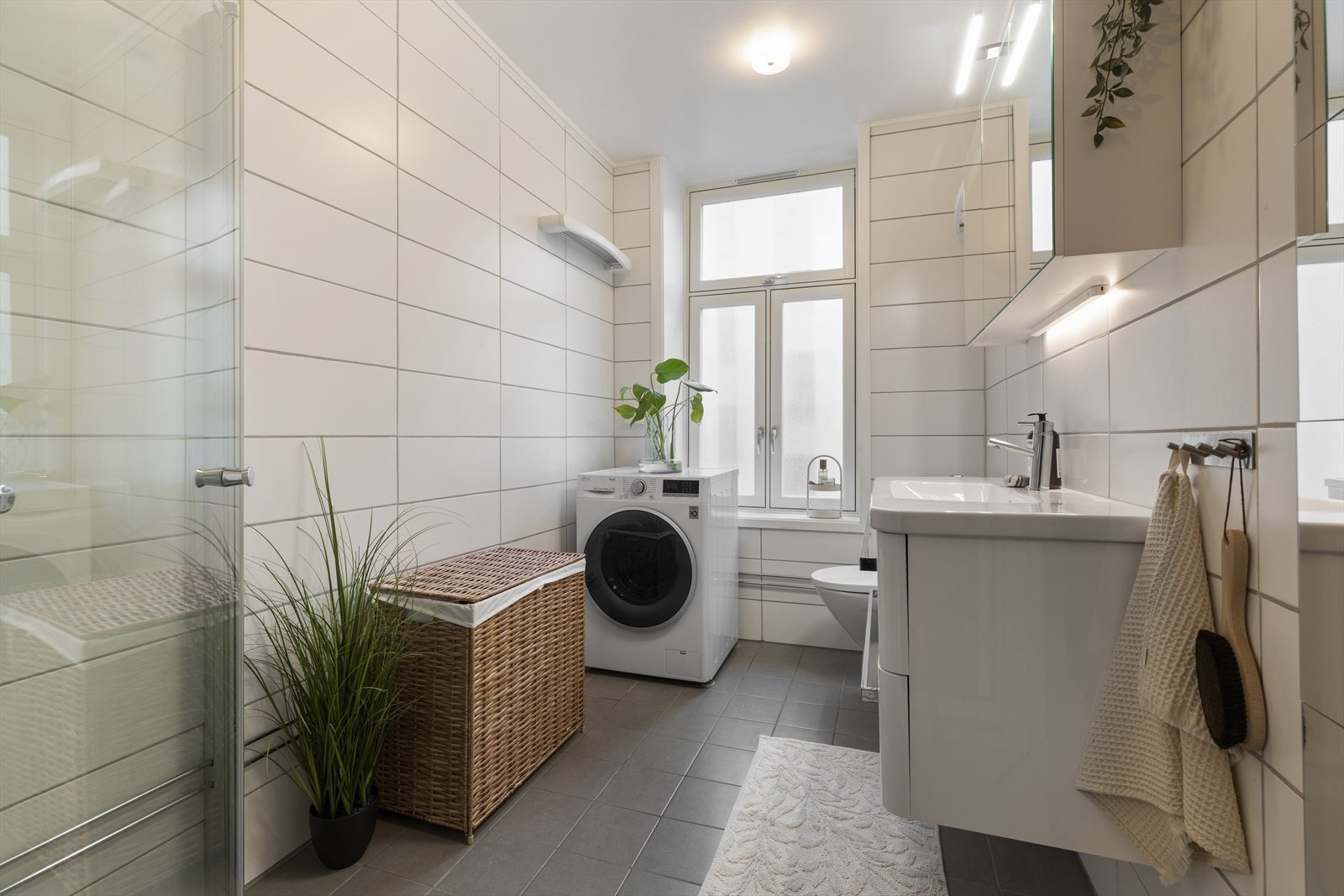 Vaskemaskin fra 2022 medfølger. Gode oppbevaringsmuligheter i både speil og vaskkabinett. Varme i gulv. Galleribilde