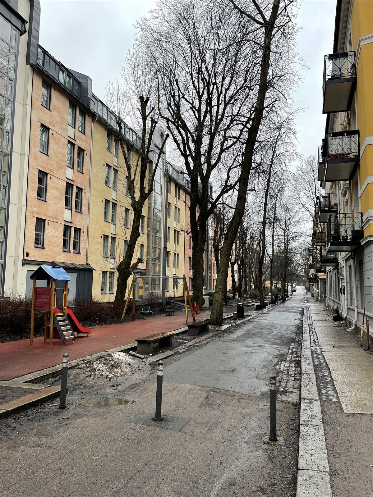 Like rundt hjørnet er en fin lekeplass. I samme gate har du Bunnpris, populære Babboo og et renseri. Galleribilde