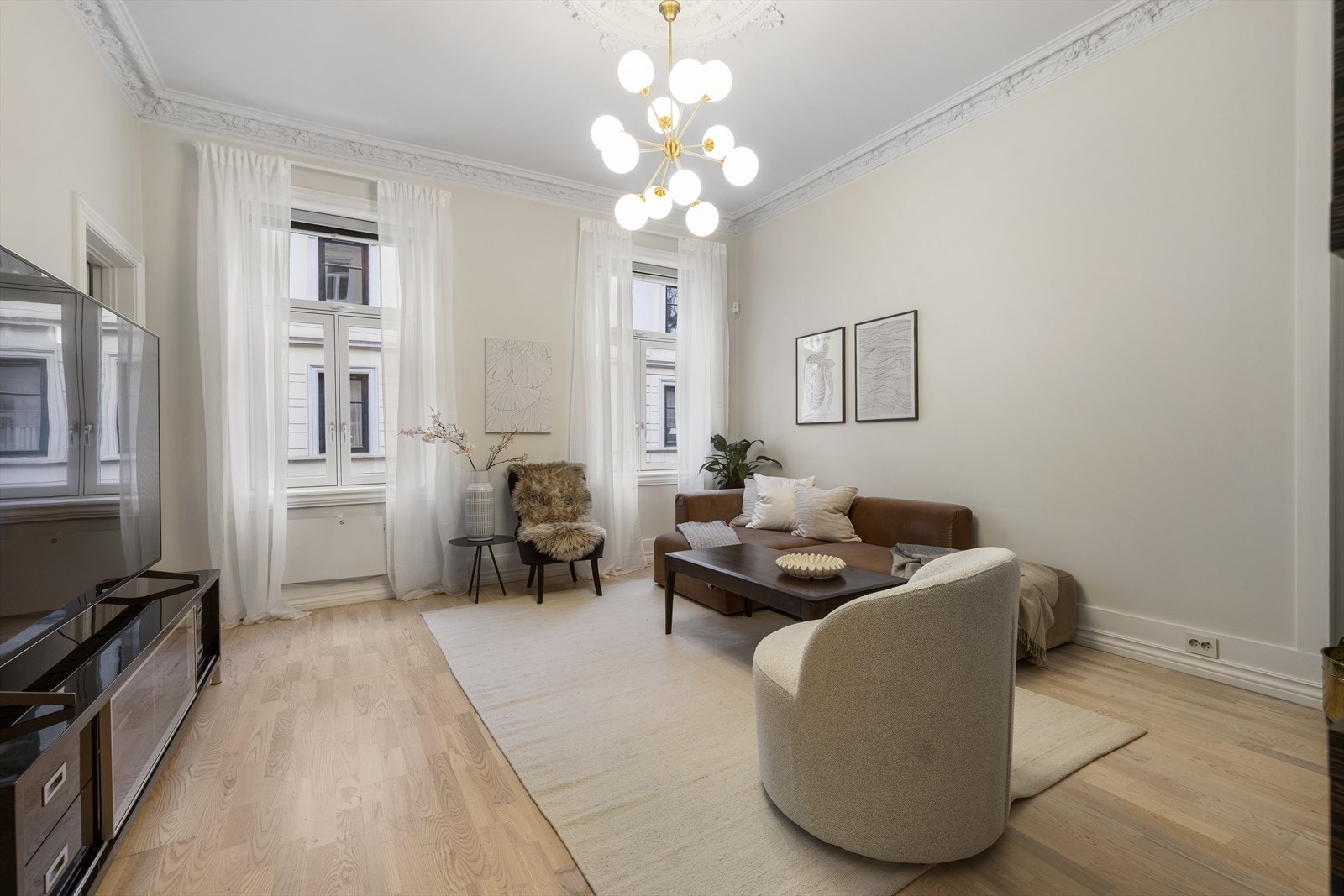 Den romslige stuen gir gode muligheter for å innrede med flere soner. Veggmontert elektrisk ovn under vinduet nærmest soverommet. Galleribilde