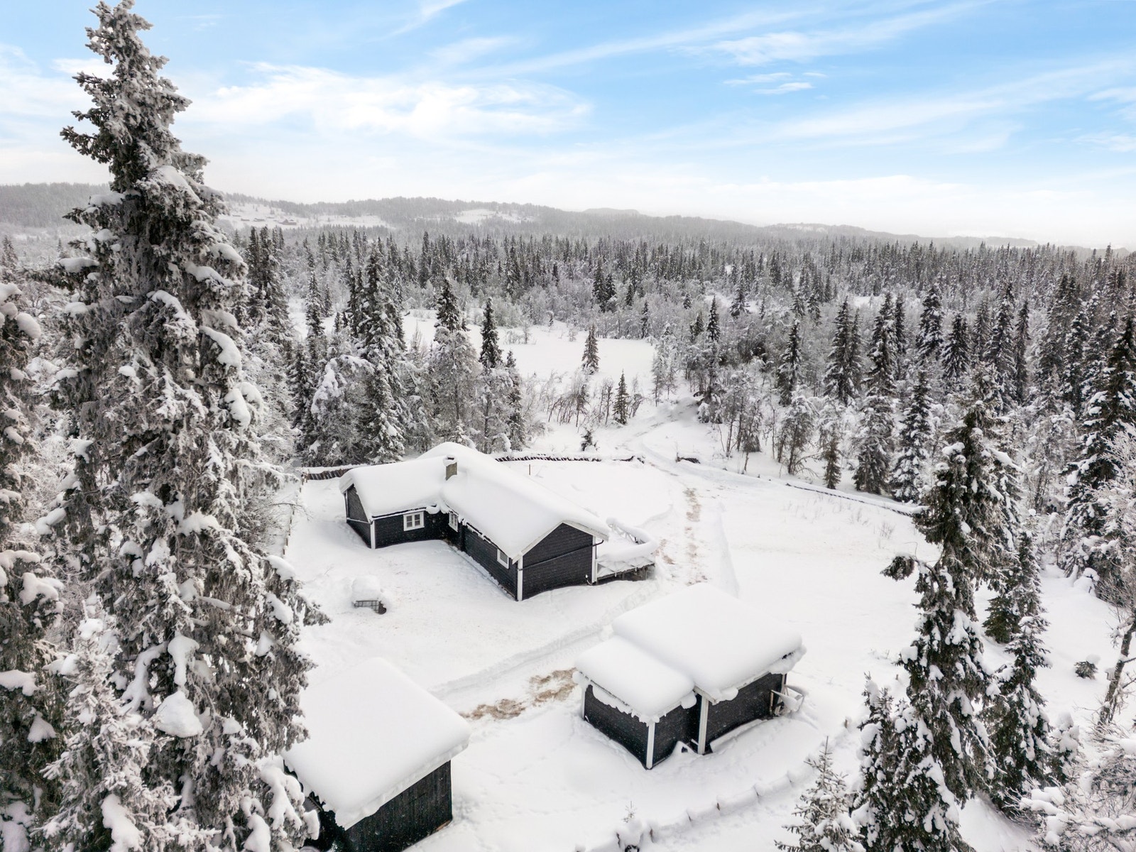 Dette er en eldre, koselig hytte med solcelleanlegg beliggende i Smiugardsbygde i Etnedal kommune på ca. 909 moh med fin utsikt! Galleribilde