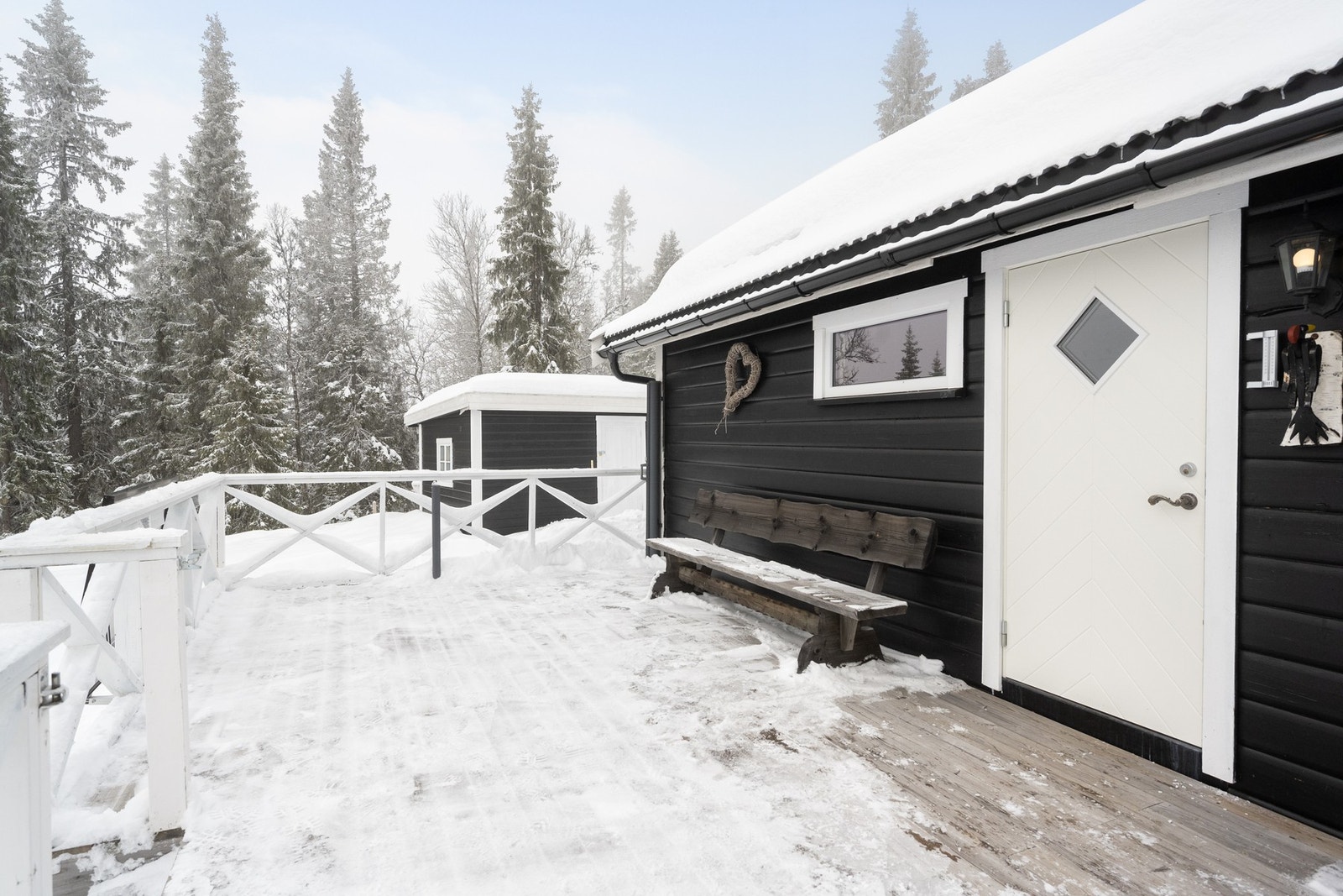Stor eiet tomt på 4 473 m2 med fin veranda på framsiden Galleribilde