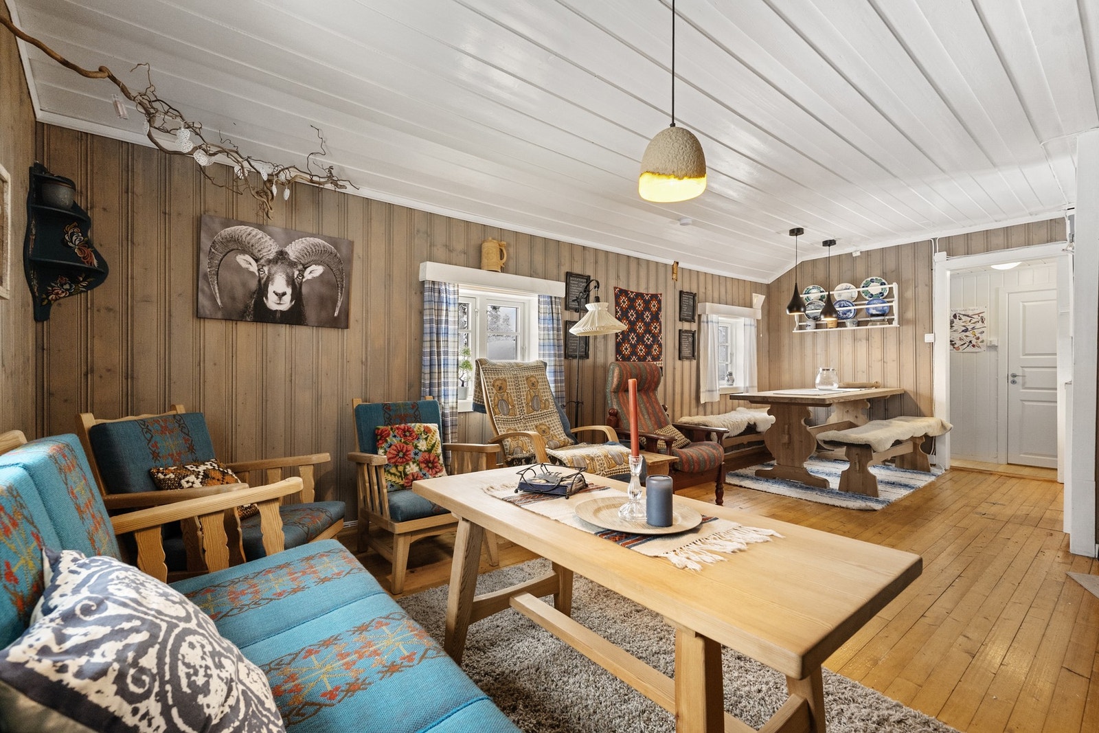 Hytta selges med alt av møbler og inventar som er på hytta under visning (og det medfølger 2 aggeregat etc) Galleribilde