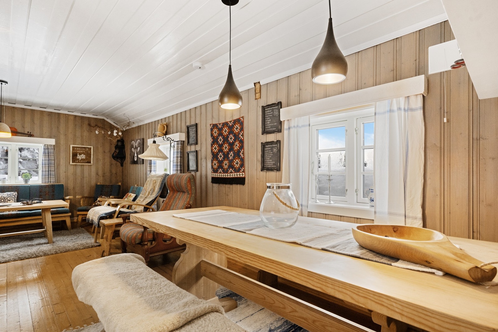 Stuen er romslig, og her er det god plass til både en sofagruppe og en spisestue Galleribilde