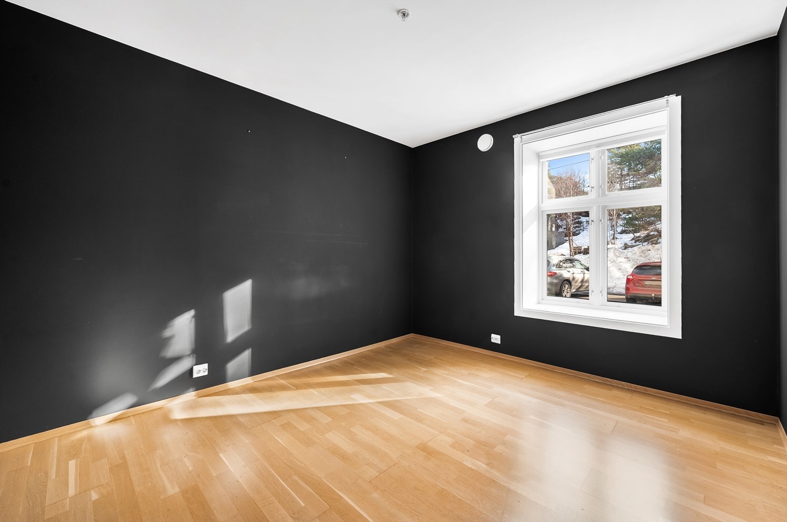 Romslig soverom med god plass til dobbeltseng og annet møblement. Galleribilde