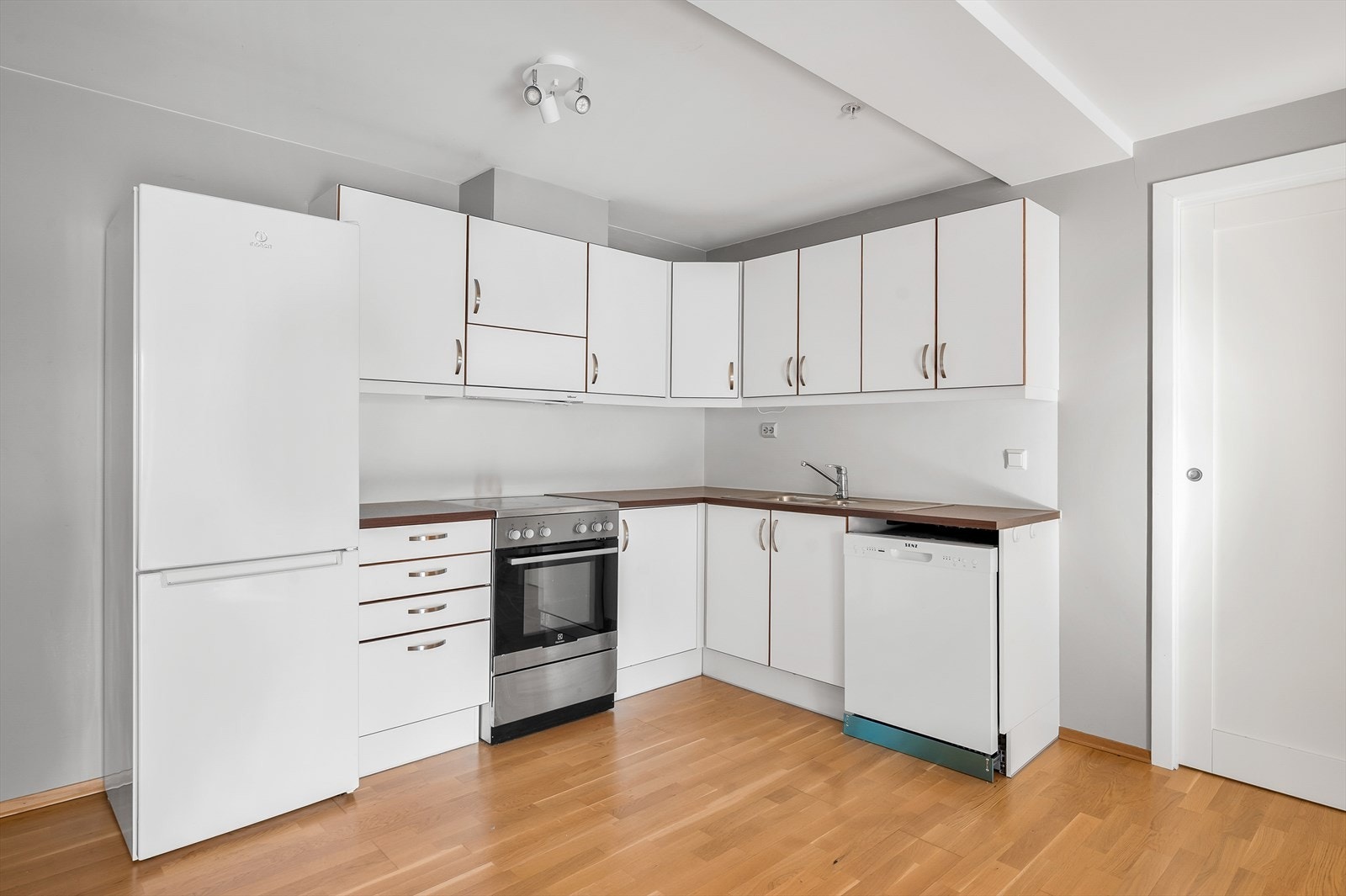 Kjøkken med mye skap og benkeplass. Galleribilde