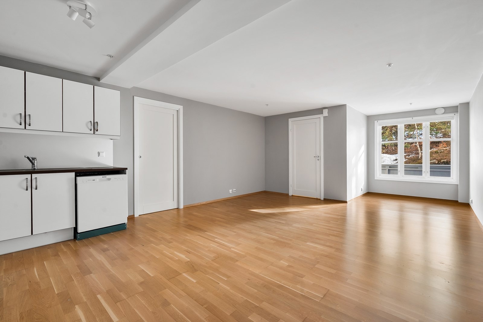 Stue/kjøkken med god plass til både sofagruppe og spisebord. Galleribilde