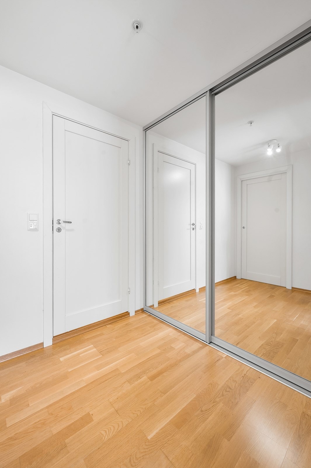 Bod/omkledningsrom med dør til bad og soverom. Galleribilde