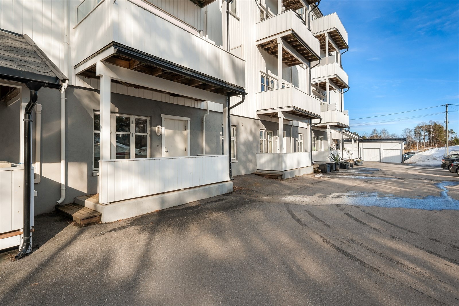 Leiligheten ligger i første etasje og har en koselig uteplass ved inngangsparti. Galleribilde