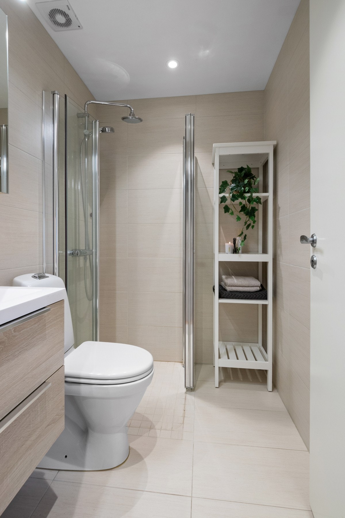 Servantseksjonen er naturfarget, med tilhørende speilskap med overlys, ellers er det gulvfestet toalett og et dusjhjørne med regnfallsdusj. Det er vaskerom i byggets kjeller. Galleribilde