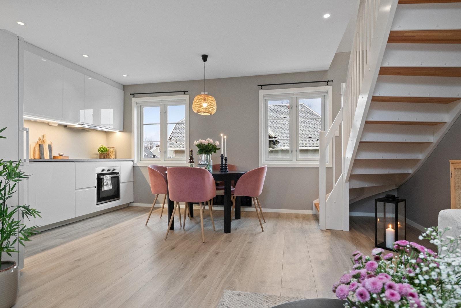 Stuen og kjøkkenet ligger i samme rom med gjennomgående, fine lysforhold og trapp opp til loftsplan. Galleribilde