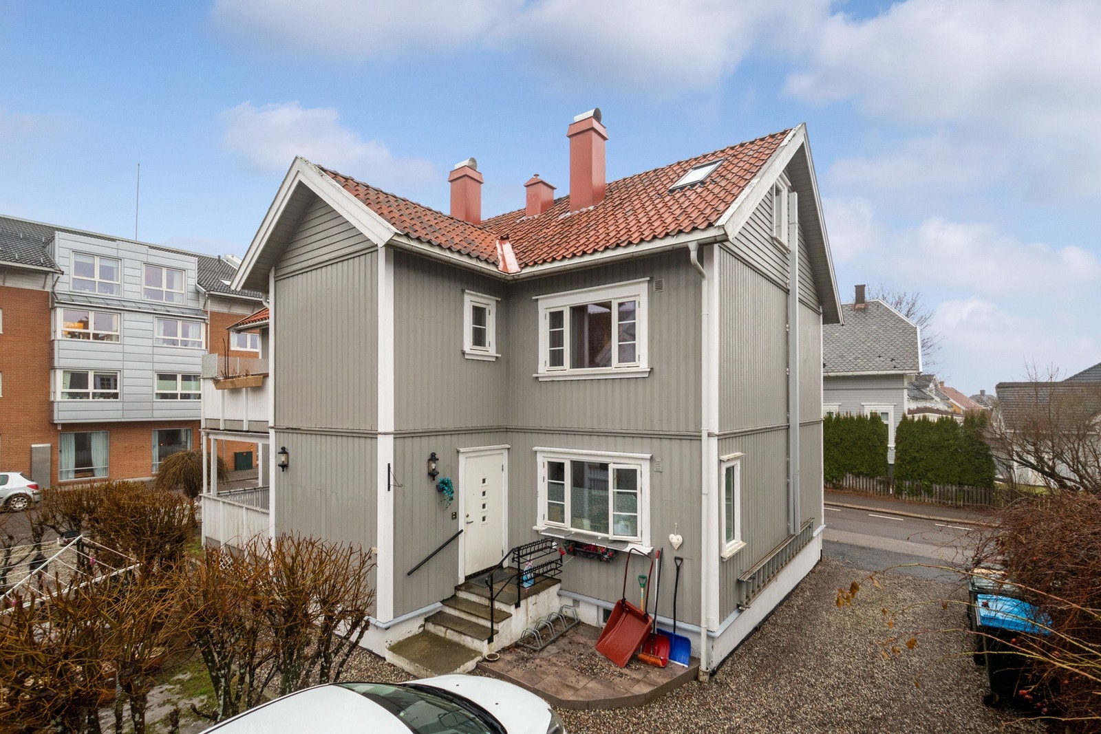 Eiendommen ligger i et tilbaketrukket og attraktivt boligområde like ved Tønsberg sentrum. Galleribilde