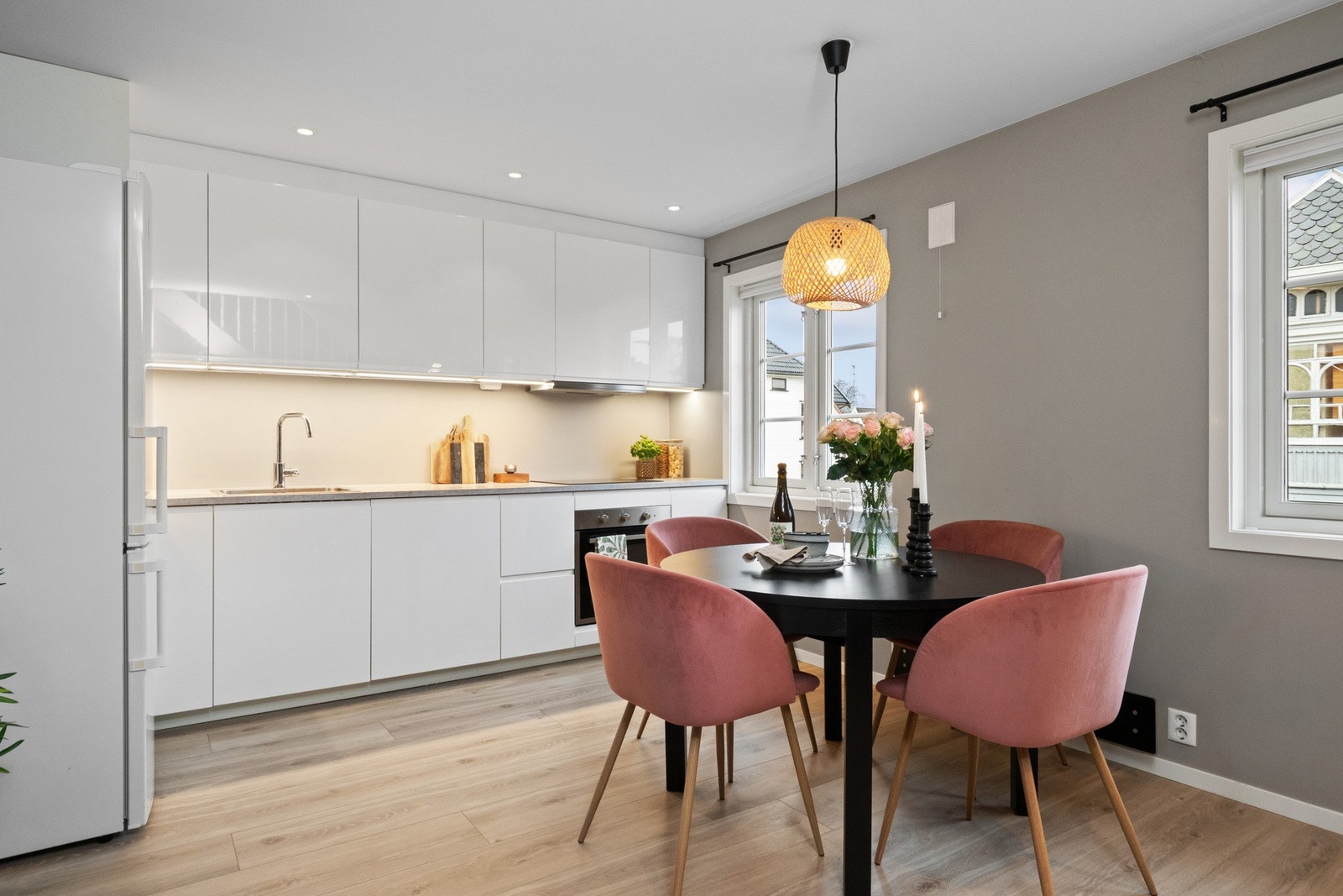 Kjøkkeninnredningen er fra 2018, i stilren, hvit høyglans. Innredningen består av benkeskap og takoppbygde overskap, med god lagringsplass. Galleribilde