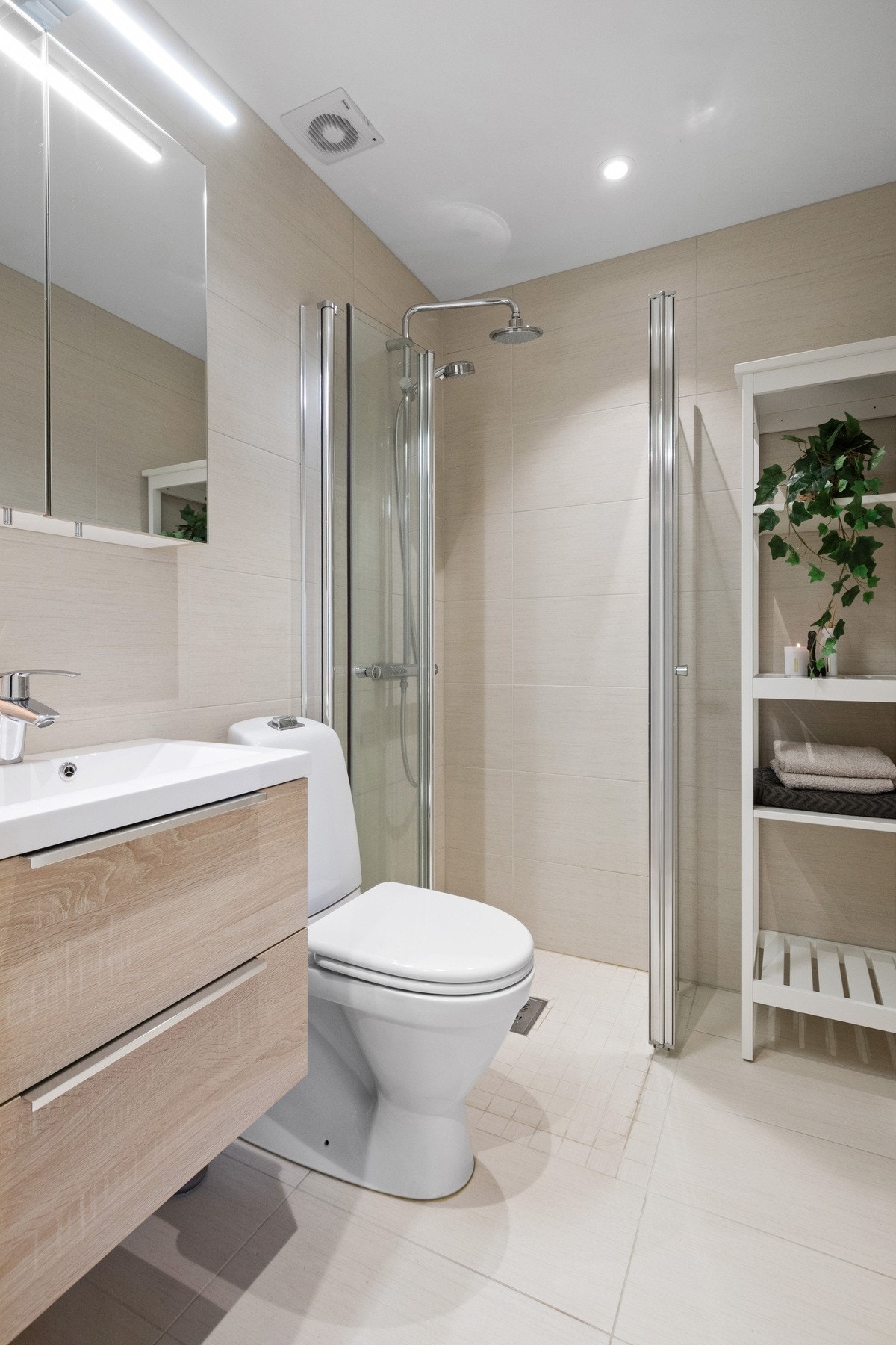 Bad/wc/vaskerom: Badet ble pusset opp i 2018 med ulike, pene fliser i beige nyanser, og rommet har gulvvarme og downlights. Galleribilde