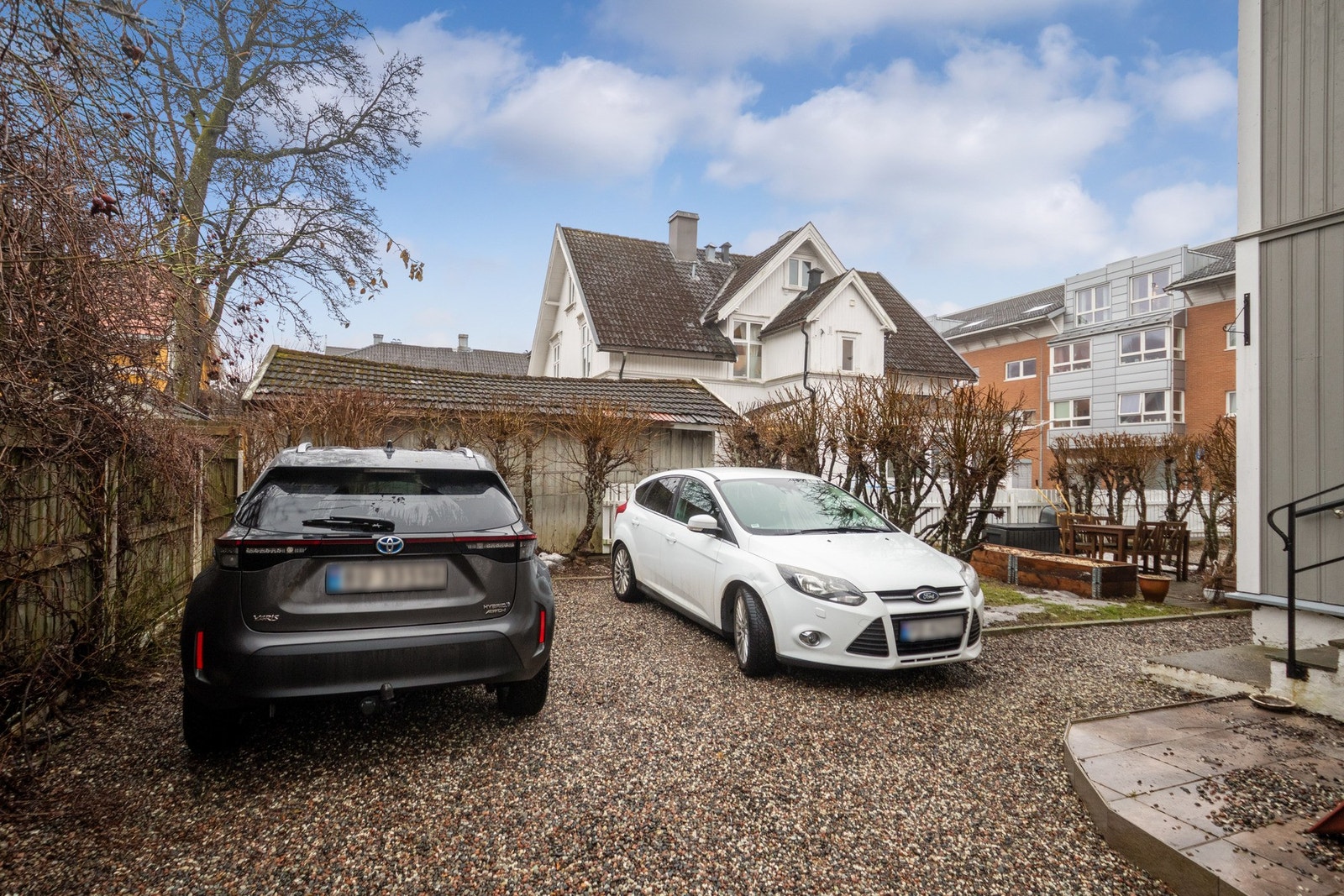 Det er parkeringsplass i gårdsplassen. Galleribilde