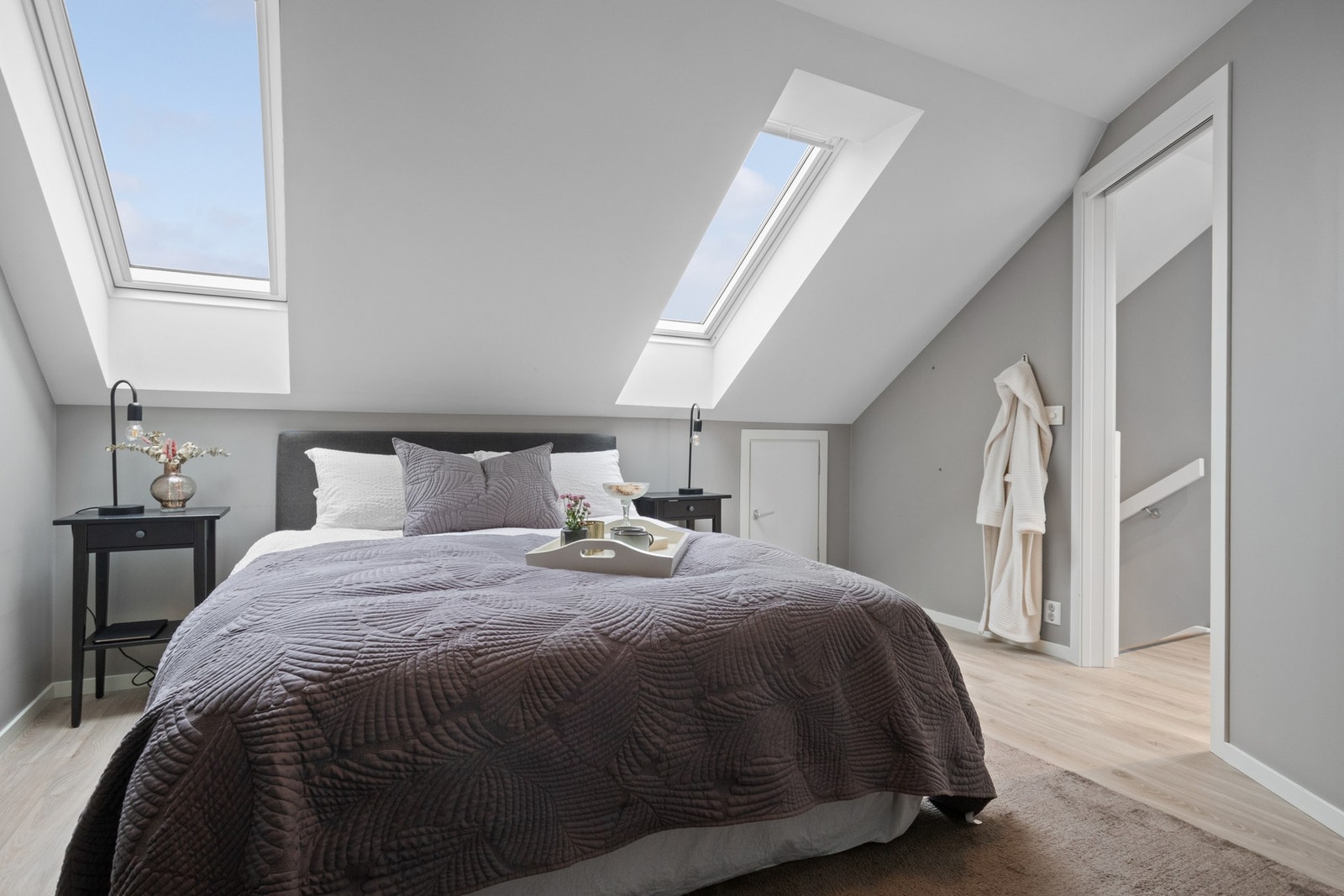 I loftsetasjen er det et innbydende soverom som har nydelig overlys fra takvinduer. Galleribilde